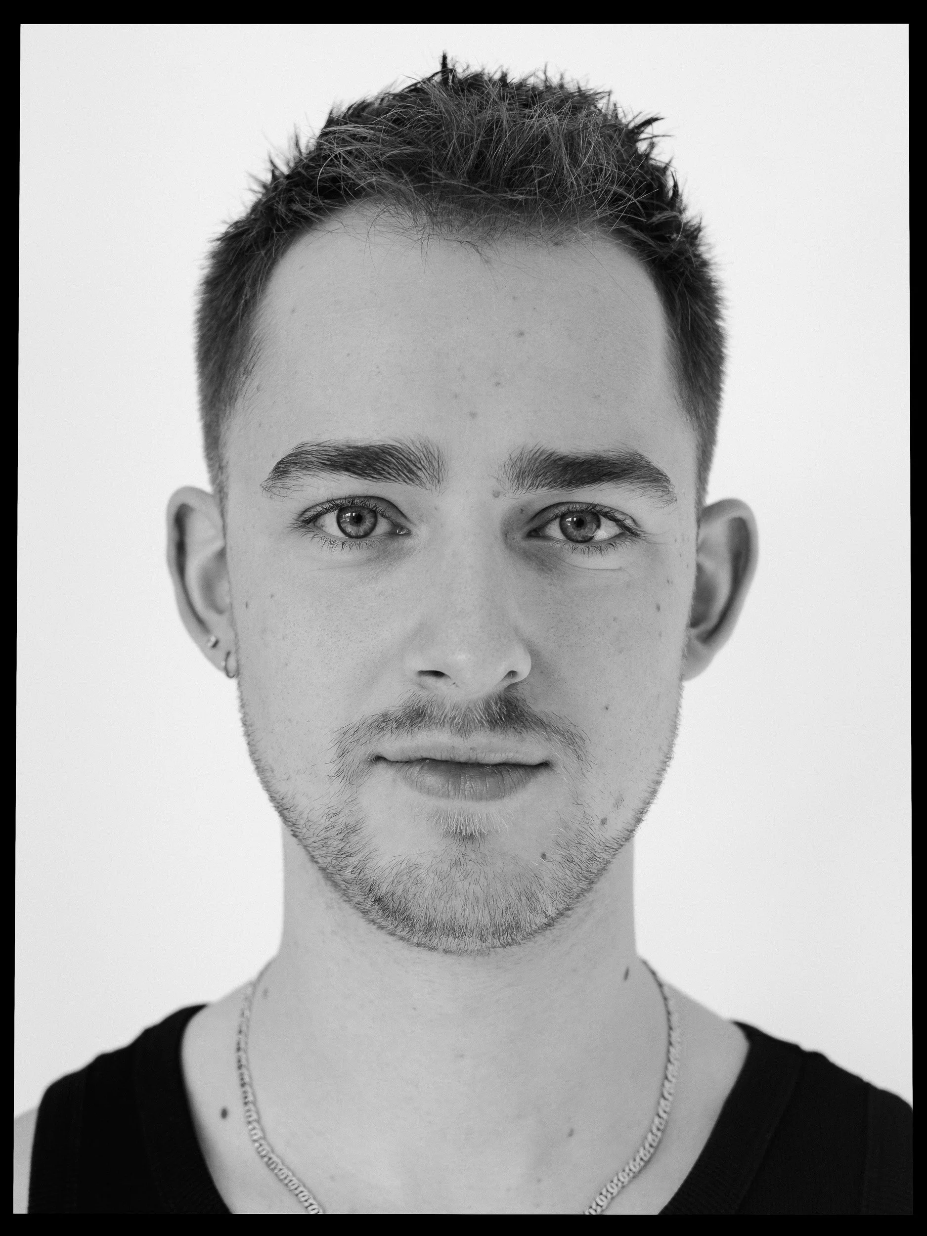 Authentiek portret van een DJ in Den Bosch, gefotografeerd door Jan Gradje Vollebergh