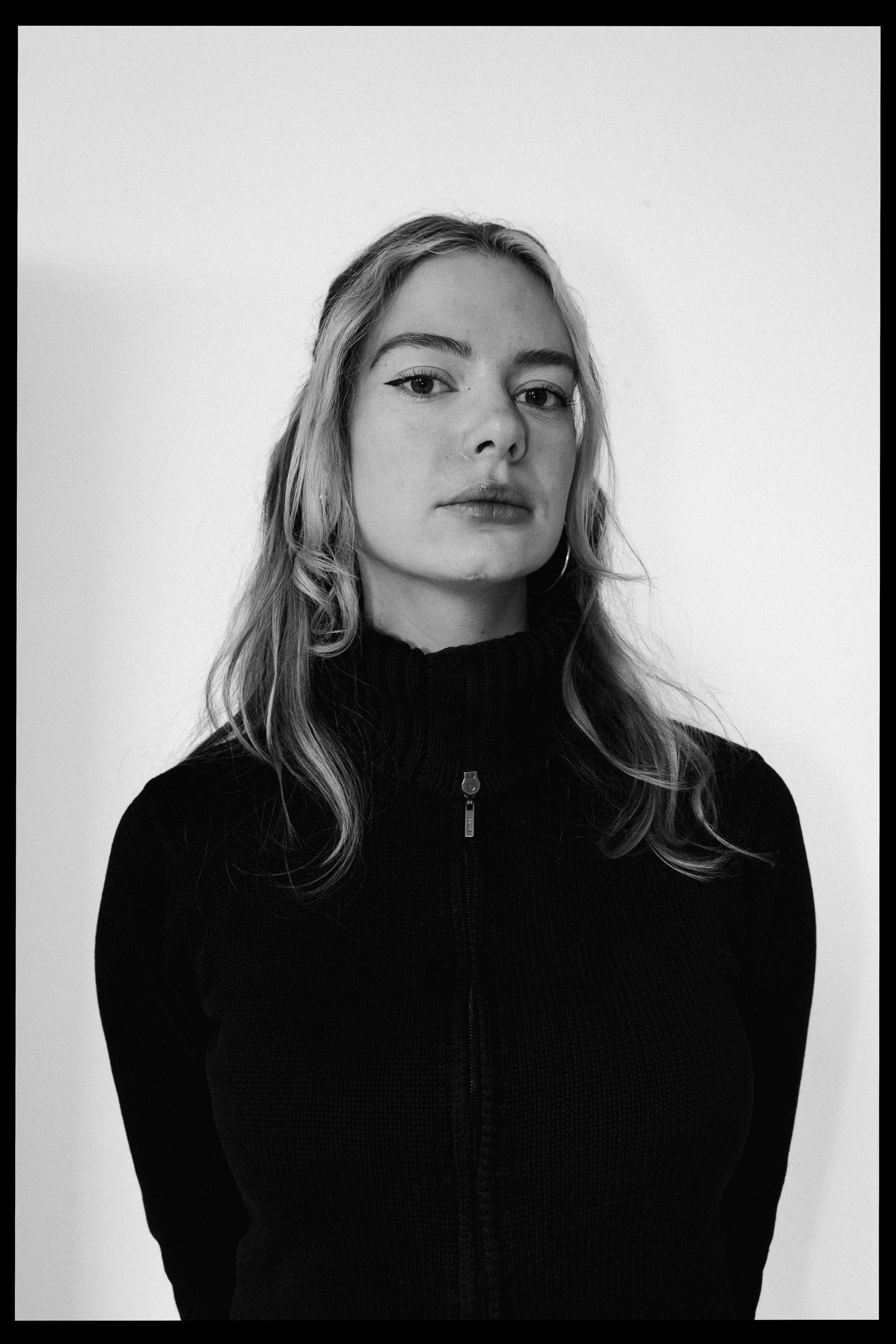 Authentiek portret van een DJ in Den Bosch, gefotografeerd door Jan Gradje Vollebergh