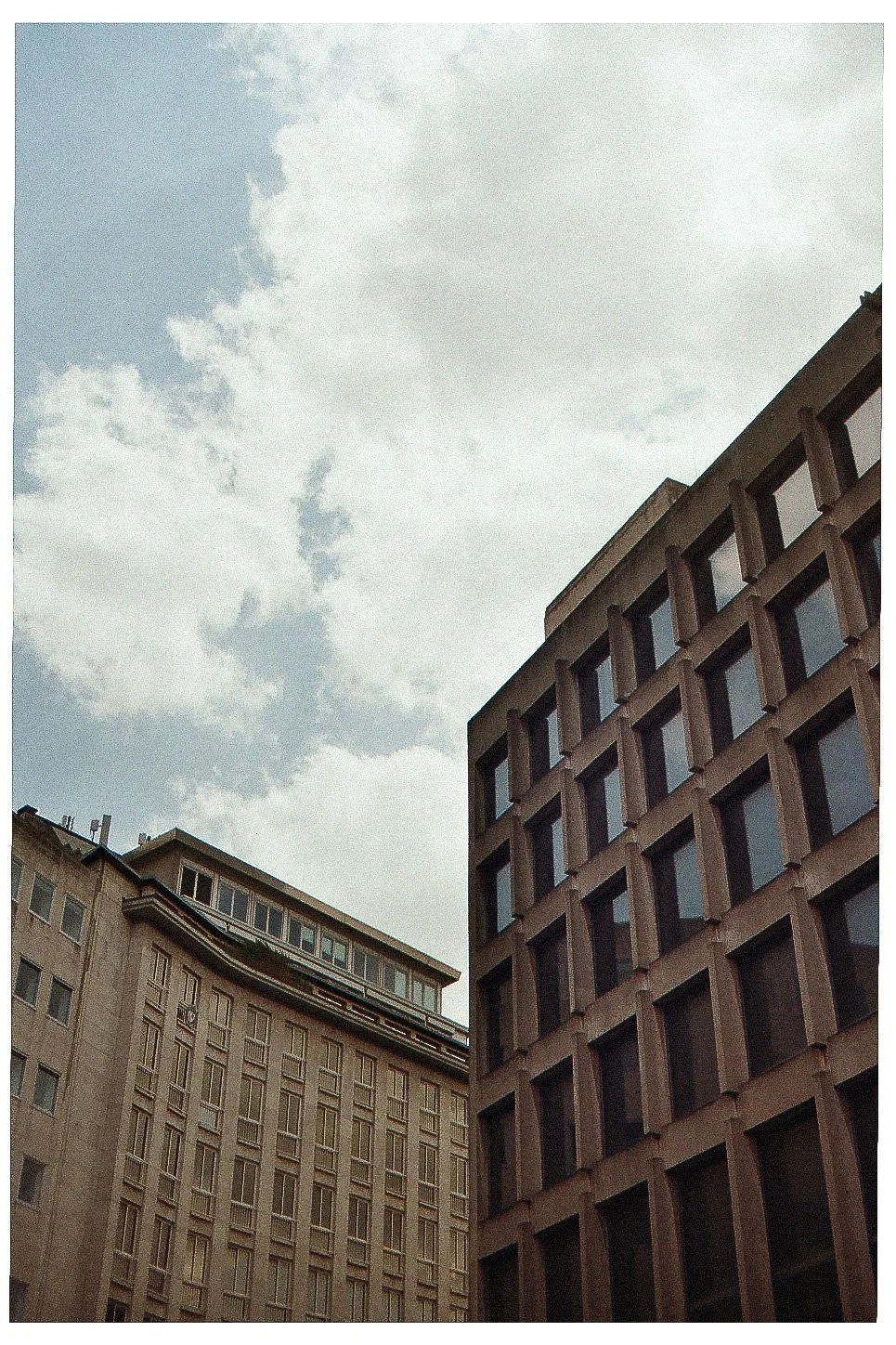 Foto van hoogbouw met moderne gebouwen onder een cloudy sky.