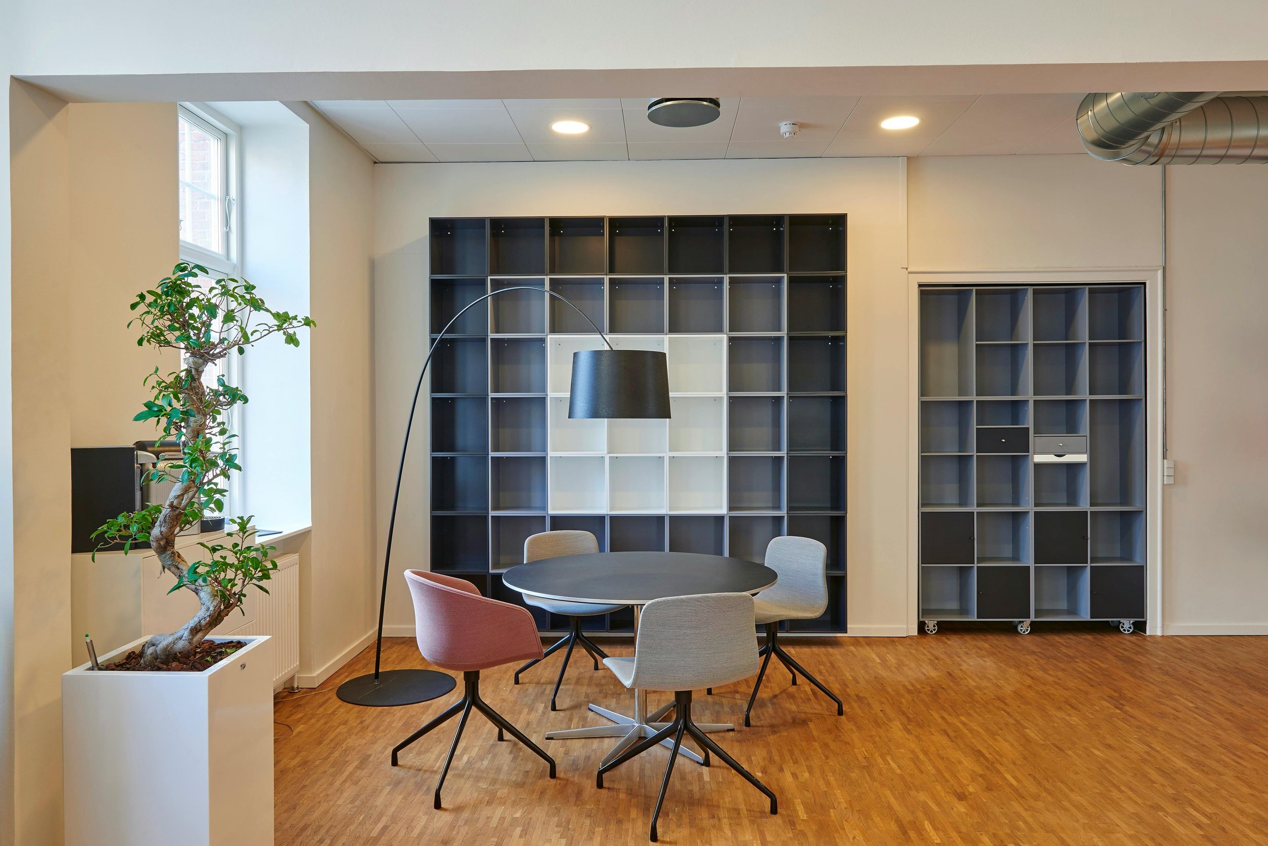 picture of table and chairs with lamp in office