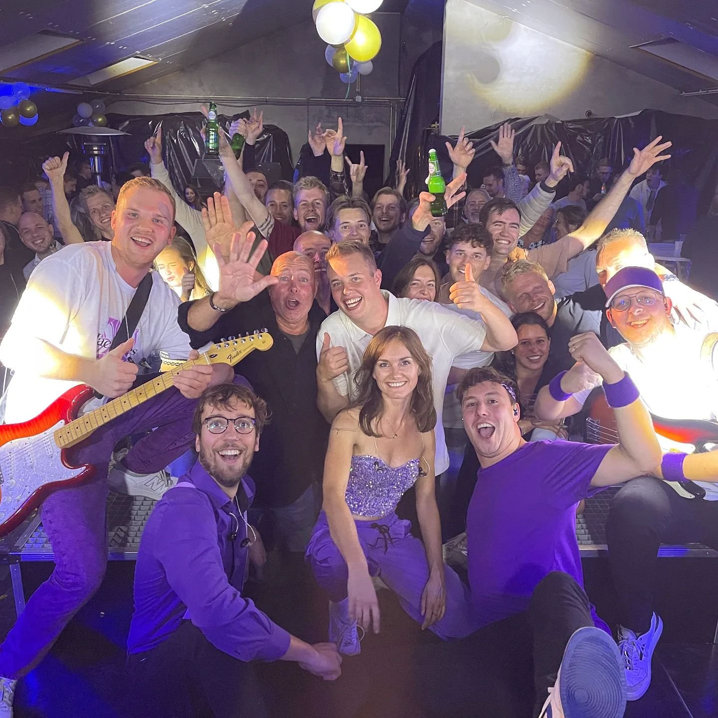 Poahh in Wehl weten ze wel een 𝘃𝗲𝗿𝗷𝗮𝗮𝗿𝗱𝗮𝗴 te vieren!! 🔥 Lekker hoor 🤩

#feestmetkarakter #avondmetkarakter #feestband #coverband #verjaardag #birthday
