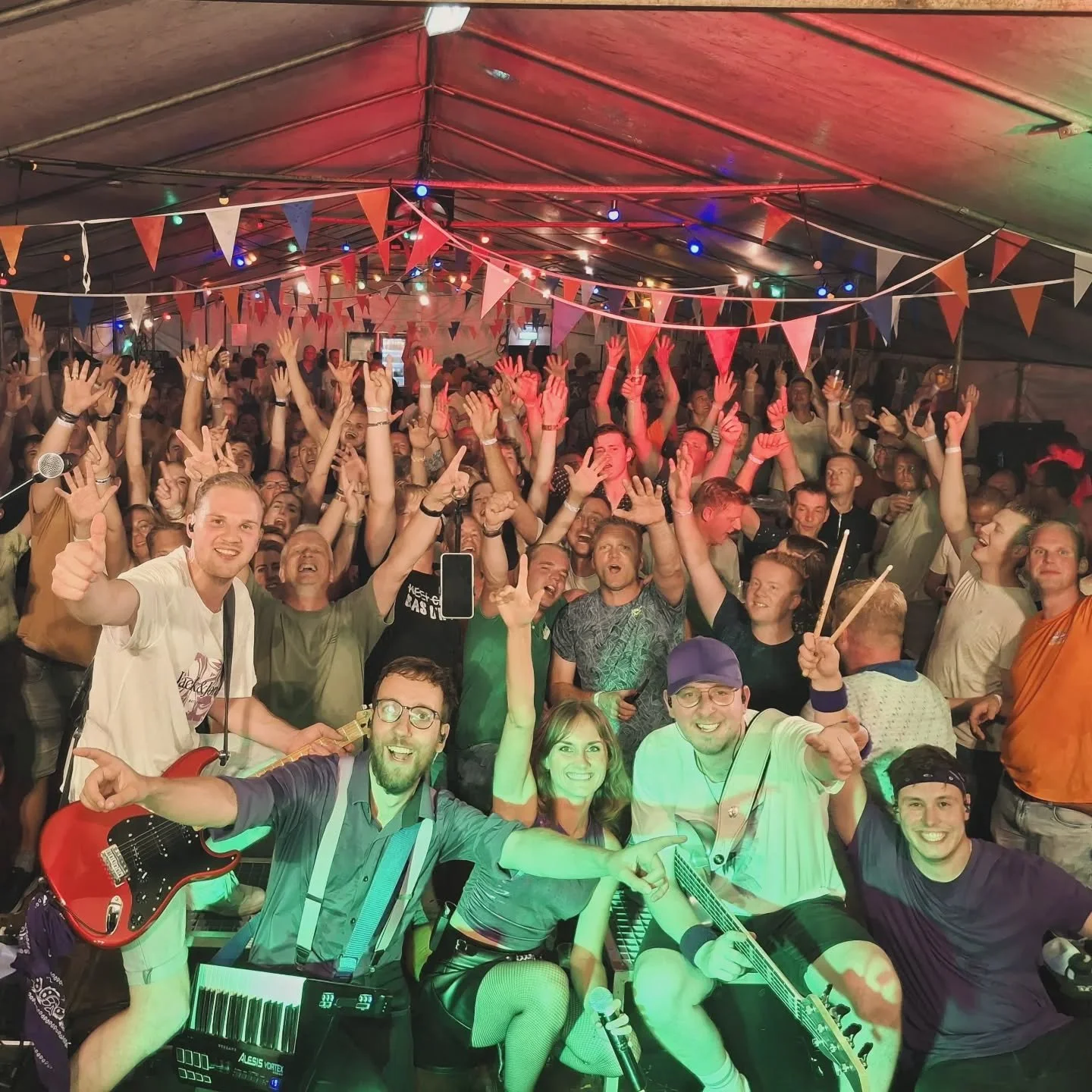 𝗝𝘂𝗹𝗹𝗶𝗲 𝗹𝗶𝗲𝘁𝗲𝗻 𝗱𝗲 𝗴𝗿𝗼𝗻𝗱 𝗯𝗲𝘃𝗲𝗻 &ndash; letterlijk!💥 Wat was het een heerlijke chaos. Niet alleen gingen jullie handen in de lucht, maar zelfs meerdere benen, what?! 🤸🏻😂 Winterswijk bedankt! 

#feestband #coverband #partyband