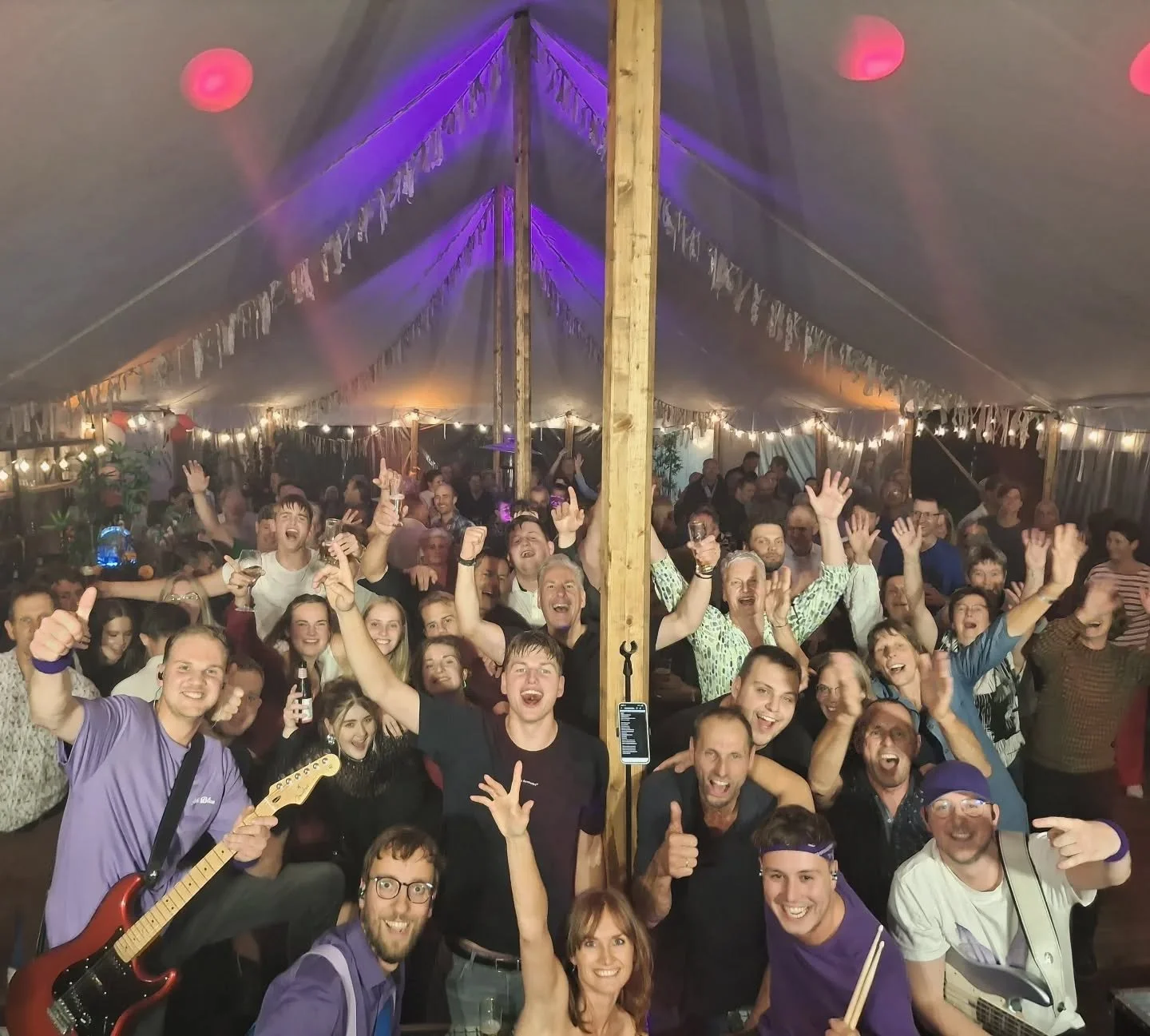 De avond in 𝗪𝗶𝗷𝗵𝗲 vastgelegd op foto:
Sfeer: zat er dik in 🤩
Publiek: van begin tot eind AAN! 🔥
Genoten: 200% 
Karakter: absoluut! 💜
Geluid: geweldig als altijd! 🎶
Fotograaf: wat hebben we een goede geluidsman..🥰

Ina en Jerphaas, Bedankt!!