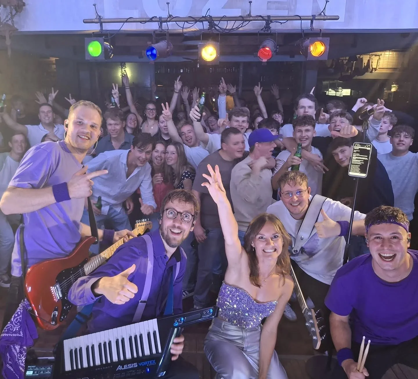 𝗛𝗔𝗟𝗟𝗢 𝘇𝗲𝗴, wat een knaller! Bij de Jumbo weten ze wel een feestje te maken 🤩🔥 

#feestband #coverband #partyband #feestmetkarakter #recap #bedrijfsfeest