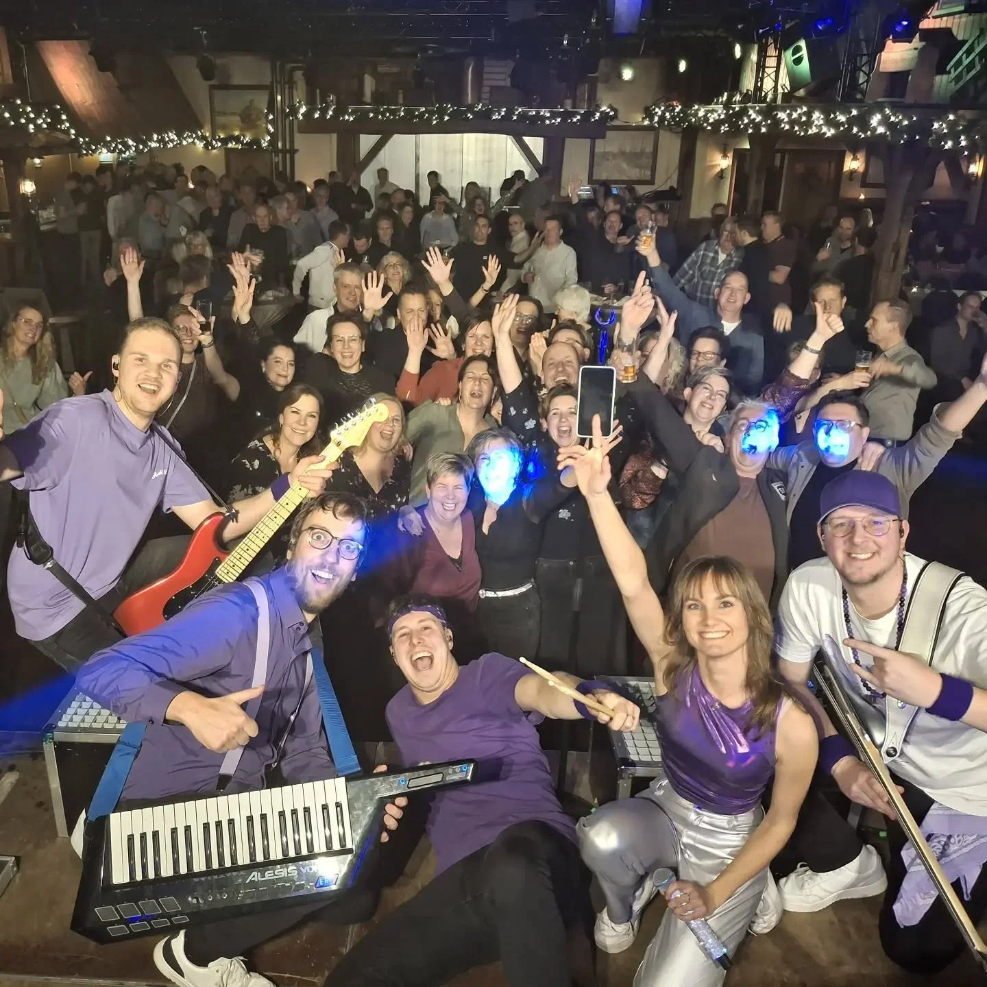 Wat een heerlijke 𝗮𝘃𝗼𝗻𝗱 en denderende afsluiter! We genieten vandaag lekker na met oliebollen en nog meer knallers 🍾✨️ Op naar een nieuw jaar met nog meer van deze feestjes!! 🤩

𝘍𝘦𝘦𝘴𝘵𝘫𝘦 𝘮𝘦𝘵 𝘒𝘢𝘳𝘢𝘬𝘵𝘦𝘳?🔥
🗓 @burovoormuziek
🌐 w