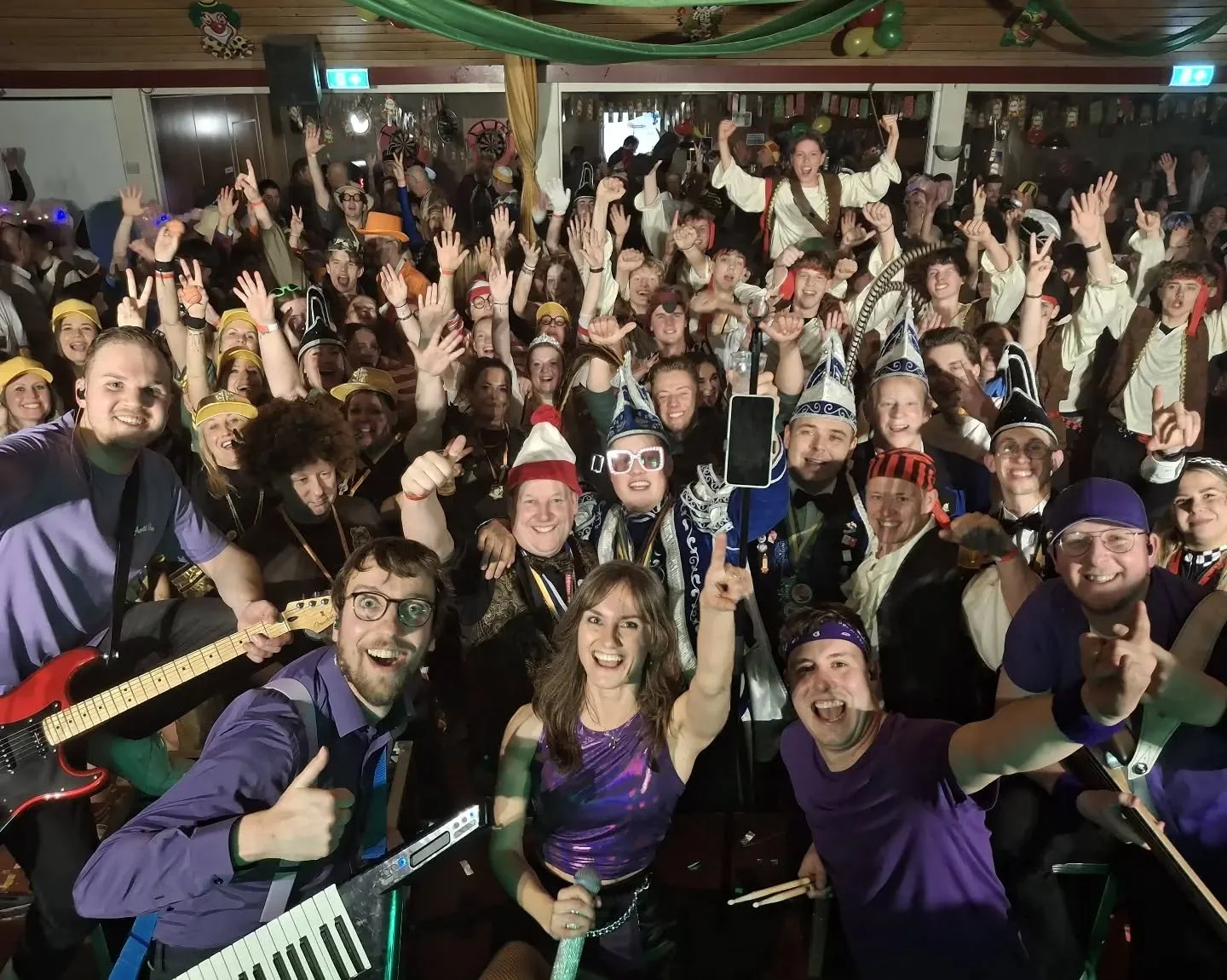 Derde keer op rij bewezen dat jullie wel van een feestje houden! Angerlo, jullie kunnen dr wat van 🤩🎉 Wij hebben genoten 🔥

𝘍𝘦𝘦𝘴𝘵𝘫𝘦 𝘮𝘦𝘵 𝘒𝘢𝘳𝘢𝘬𝘵𝘦𝘳?🔥
🗓 @burovoormuziek
🌐 www.karakterdeband.nl
🎛 B&amp;B 

#feestband #coverband #p