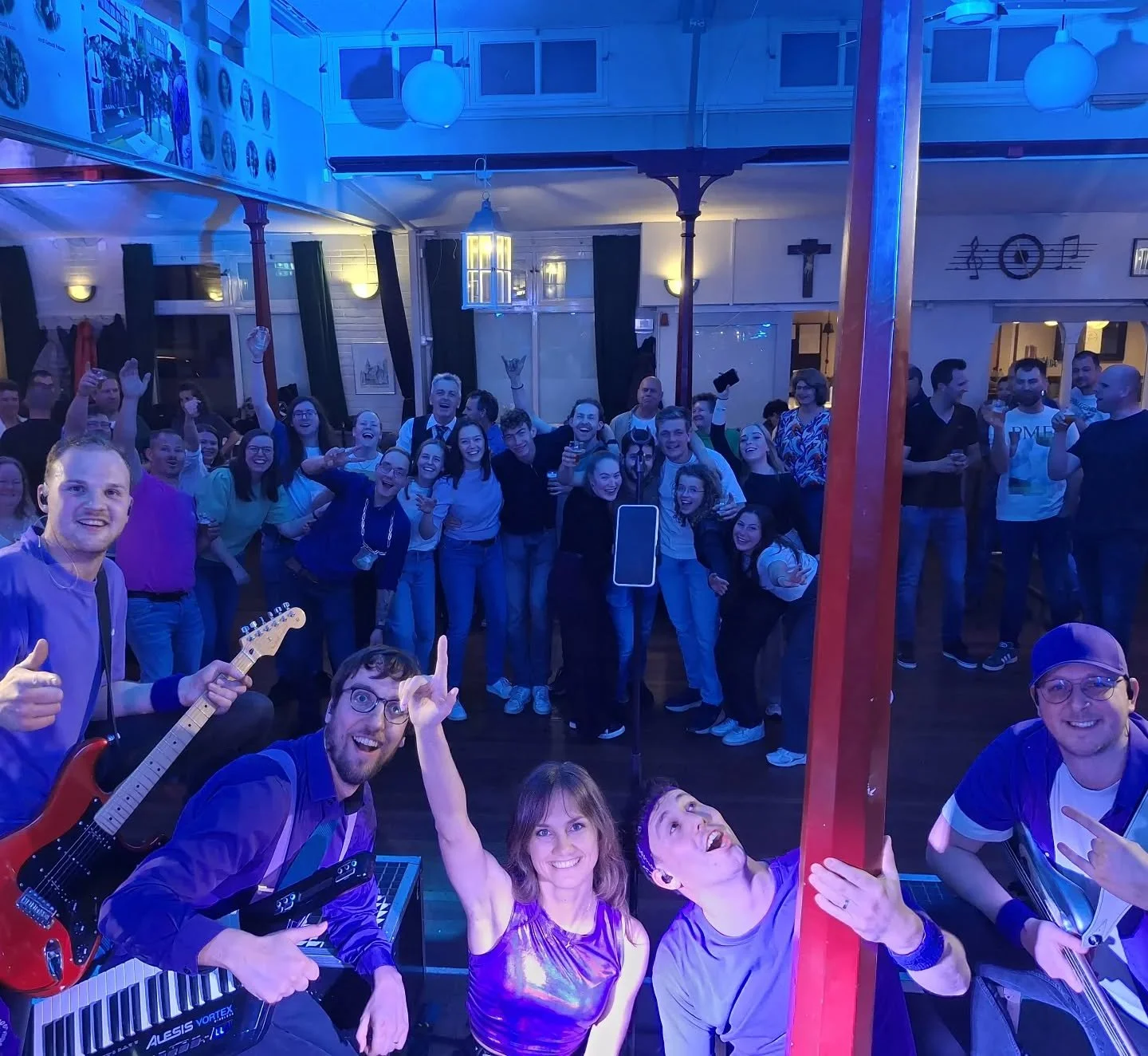 Wat een gezellige avond! Wij hebben dik genoten van jullie energie 🔥🤘🏼 @st.andreaszevenaar bedankt! 🤩

𝘍𝘦𝘦𝘴𝘵𝘫𝘦 𝘮𝘦𝘵 𝘒𝘢𝘳𝘢𝘬𝘵𝘦𝘳?🔥
🗓 @burovoormuziek
🌐 www.karakterdeband.nl
🎛 B&amp;B

#feestband #coverband #feestmetkarakter #schu