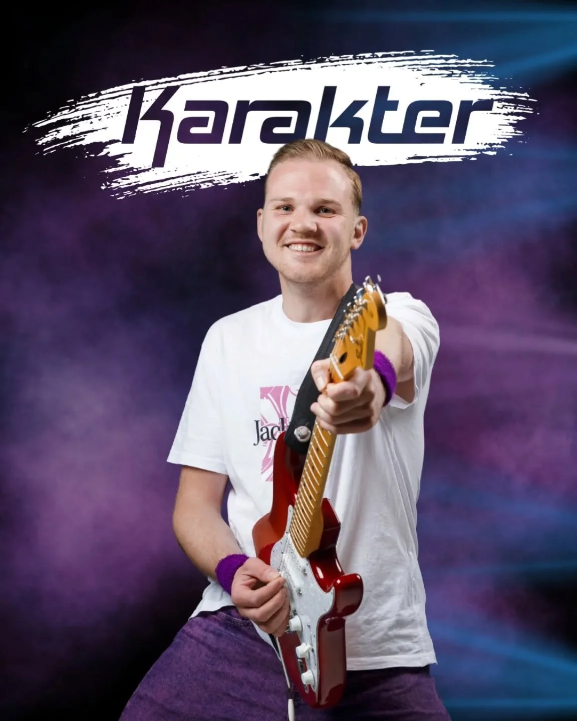 Het is weer 𝗳𝗲𝗲𝘀𝘁! Gitarist Merijn blaast vandaag 29 kaarsjes uit en we gingen dan ook knallend zijn nieuwe jaar in! 🔥 So let's get to know him...

Onze entertainer staat altijd klaar met een goede, schunnige of flauwe grap. Hij weet precies de