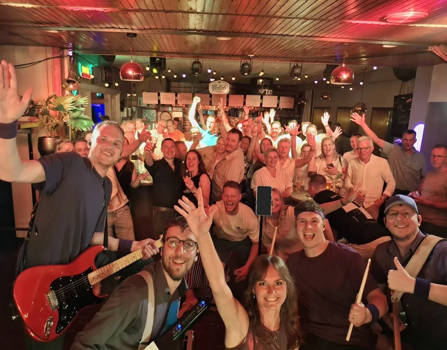 Wat een heerlijke avond was dit! 🤩 De warmte was ongekend maar jullie enthousiasme ook. Maurice en Renske bedankt! 💃🏻

𝘍𝘦𝘦𝘴𝘵𝘫𝘦 𝘮𝘦𝘵 𝘒𝘢𝘳𝘢𝘬𝘵𝘦𝘳?🔥
🗓 @burovoormuziek
🌐 www.karakterdeband.nl
🎛 B&amp;B

#feestband #coverband #feestme