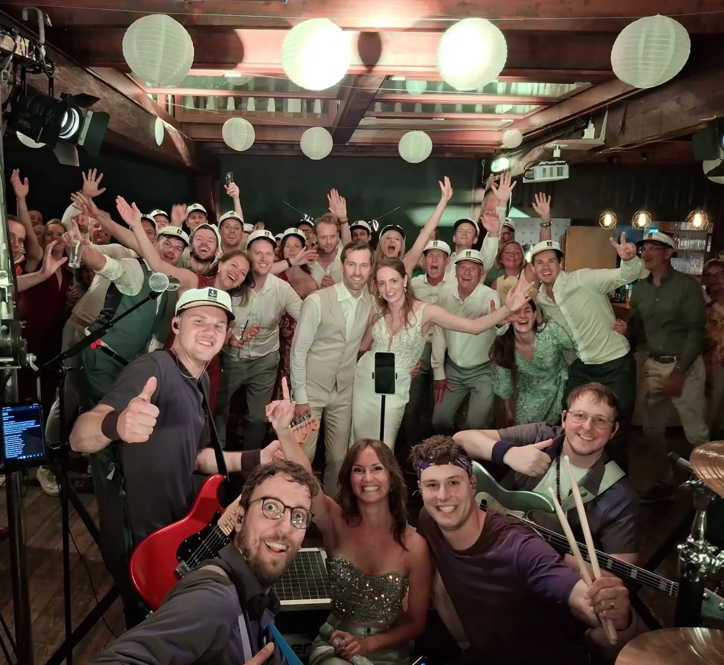 Bastiaan en Milou, nogmaals van harte gefeliciteerd! 💜 Het was een heerlijk feest. Wij hebben genoten! 

Wij wensen jullie ontzettend veel geluk samen 🤩

𝘍𝘦𝘦𝘴𝘵𝘫𝘦 𝘮𝘦𝘵 𝘒𝘢𝘳𝘢𝘬𝘵𝘦𝘳?🔥
🗓 @burovoormuziek
🌐 www.karakterdeband.nl
🎛 B&amp