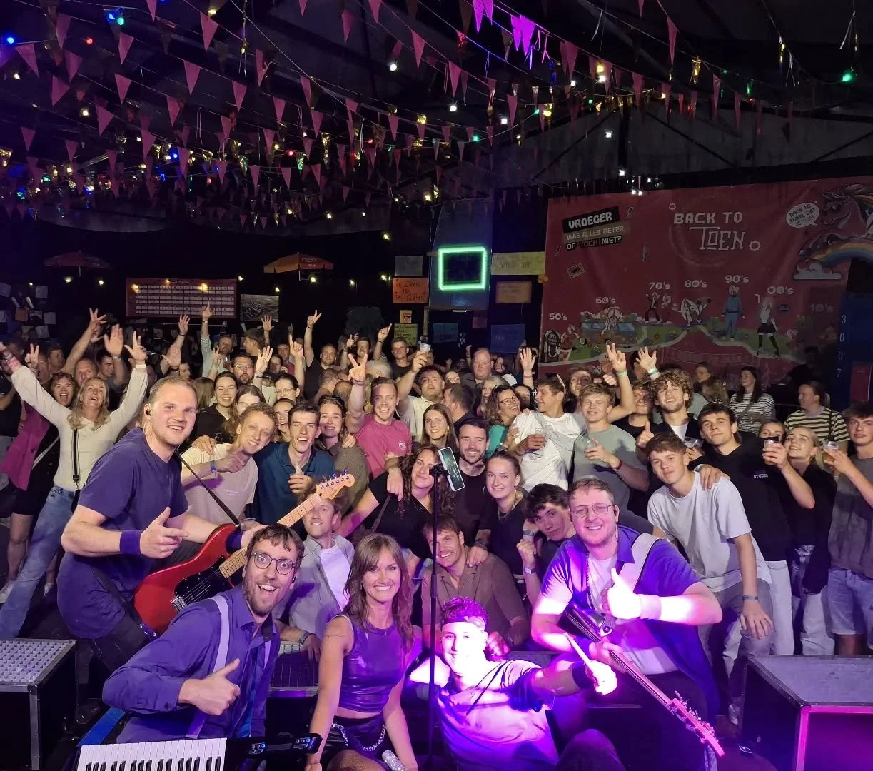 🔥𝗘𝘀𝗽𝗲𝗹 bedankt!🔥 Wat een heerlijke avond. Jullie waren aan! Van jong tot oud, vanaf de soundcheck tot aan de afterparty 🤩 

𝘍𝘦𝘦𝘴𝘵𝘫𝘦 𝘮𝘦𝘵 𝘒𝘢𝘳𝘢𝘬𝘵𝘦𝘳?🪩
🗓 @burovoormuziek
🌐 www.karakterdeband.nl
🎛 B&amp;B 

#feestband #coverba
