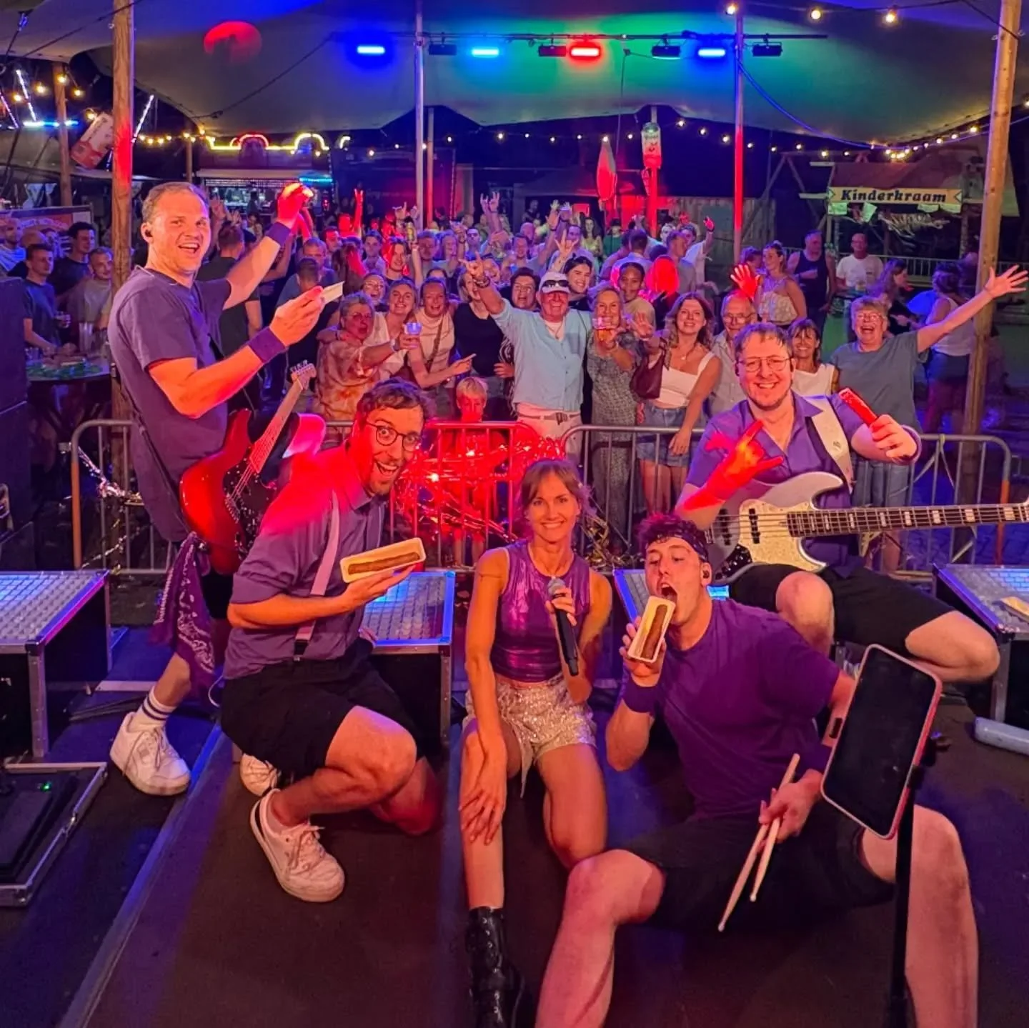 Westendorp wat hebben jullie er een heerlijk feest van gemaakt 🔥 Met rondjes frikandellen naast en op het podium, wat een service 🤩

𝘍𝘦𝘦𝘴𝘵𝘫𝘦 𝘮𝘦𝘵 𝘒𝘢𝘳𝘢𝘬𝘵𝘦𝘳?🔥
🗓 @burovoormuziek
🌐 www.karakterdeband.nl
🎛 B&amp;B

#feestband #cover