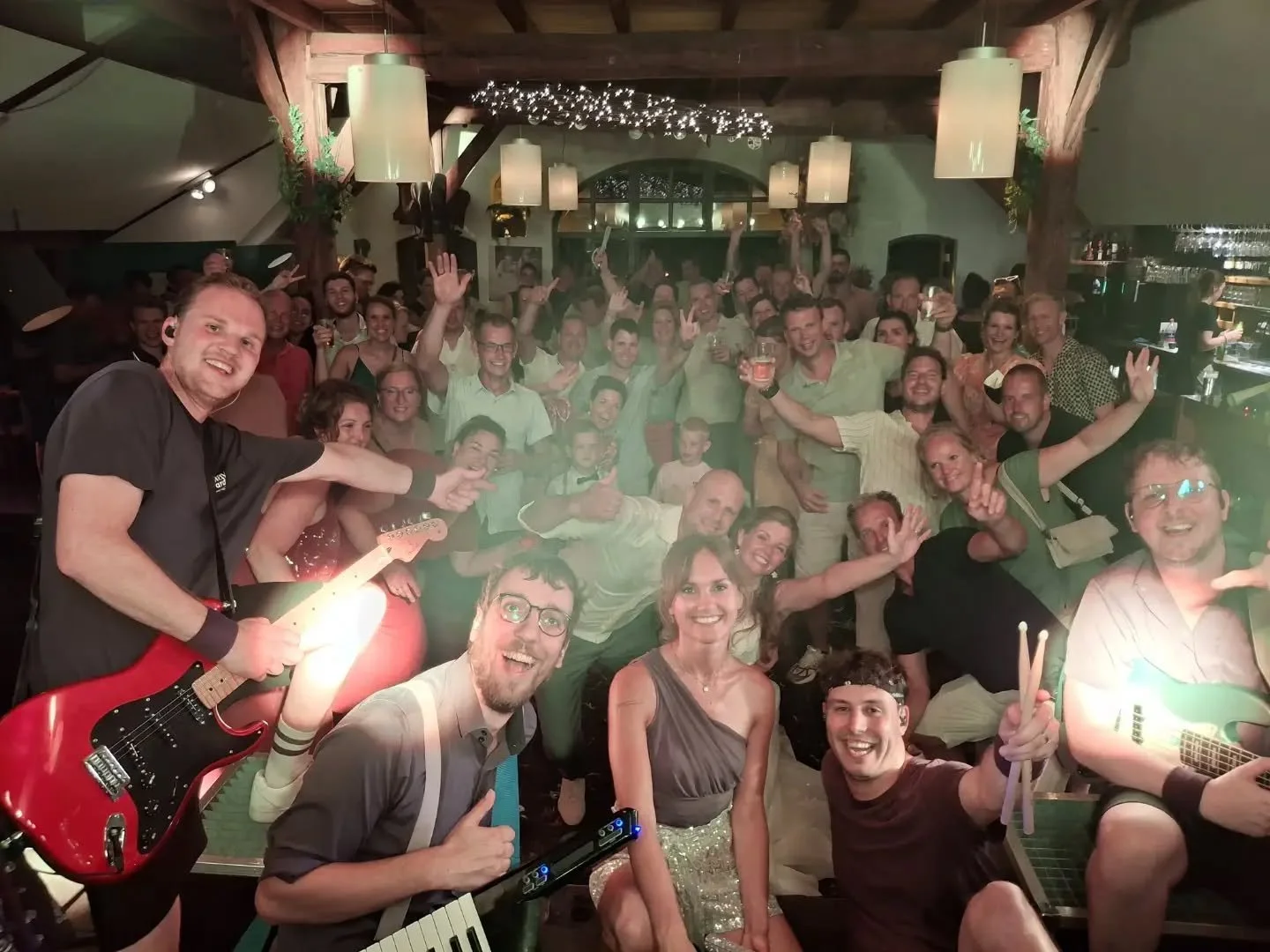 Wat een enthousiasme, wat een hitte, wat een feest! Jullie waren top! 🤩 Chantal en Remon, nogmaals gefeliciteerd! 🔥

𝘍𝘦𝘦𝘴𝘵𝘫𝘦 𝘮𝘦𝘵 𝘒𝘢𝘳𝘢𝘬𝘵𝘦𝘳?🔥
🗓 @burovoormuziek
🌐 www.karakterdeband.nl
🎛 B&amp;B

#feestband #coverband #feestmetka
