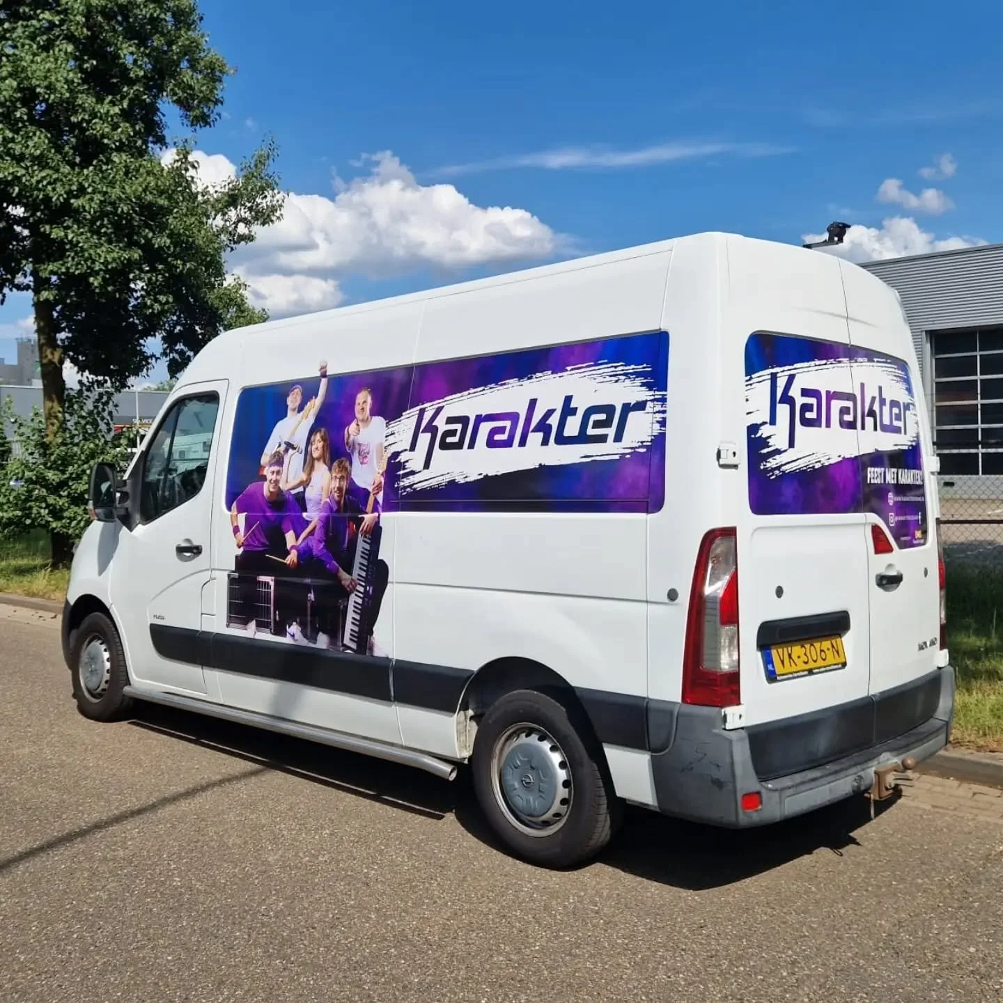 Jaaa misschien heb je 'em al gespot, maar wij touren nu helemaal in stijl! 🤩 Onze Karakter bandbus is on the road, dus we knallen nu op 't podium &eacute;n op de weg 🔥💜 

Spot je ons?.. Laat het even weten 😏 

#feestband #coverband #feestmetkarak