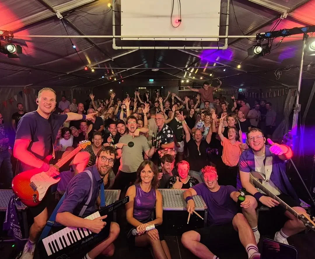 𝗔𝗮𝗹𝘁𝗲𝗻 wat waren jullie AAN! 🔥 Het ging weer helemaal los 🤩 Tot de volgende!! 

𝘍𝘦𝘦𝘴𝘵𝘫𝘦 𝘮𝘦𝘵 𝘒𝘢𝘳𝘢𝘬𝘵𝘦𝘳?🔥
🗓 @burovoormuziek
🌐 www.karakterdeband.nl
🎛 B&amp;B

#feestband #coverband #feestmetkarakter #tentfeest