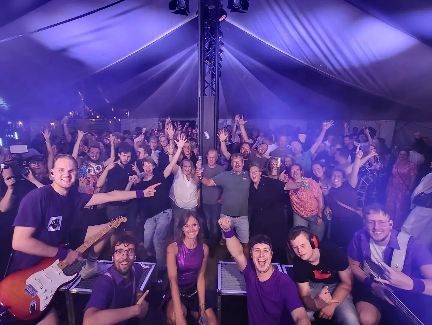 Olburgen en Rha, jullie waren TE GEK! 🤩 Het was een avond met vele hoogtepunten.. bier vloog door de lucht, er werd gedanst op de tafels en geklommen in de palen 🔥🤘🏼 Wij hebben genoten! 

𝘍𝘦𝘦𝘴𝘵𝘫𝘦 𝘮𝘦𝘵 𝘒𝘢𝘳𝘢𝘬𝘵𝘦𝘳?🔥
🗓 @burovoormuzi