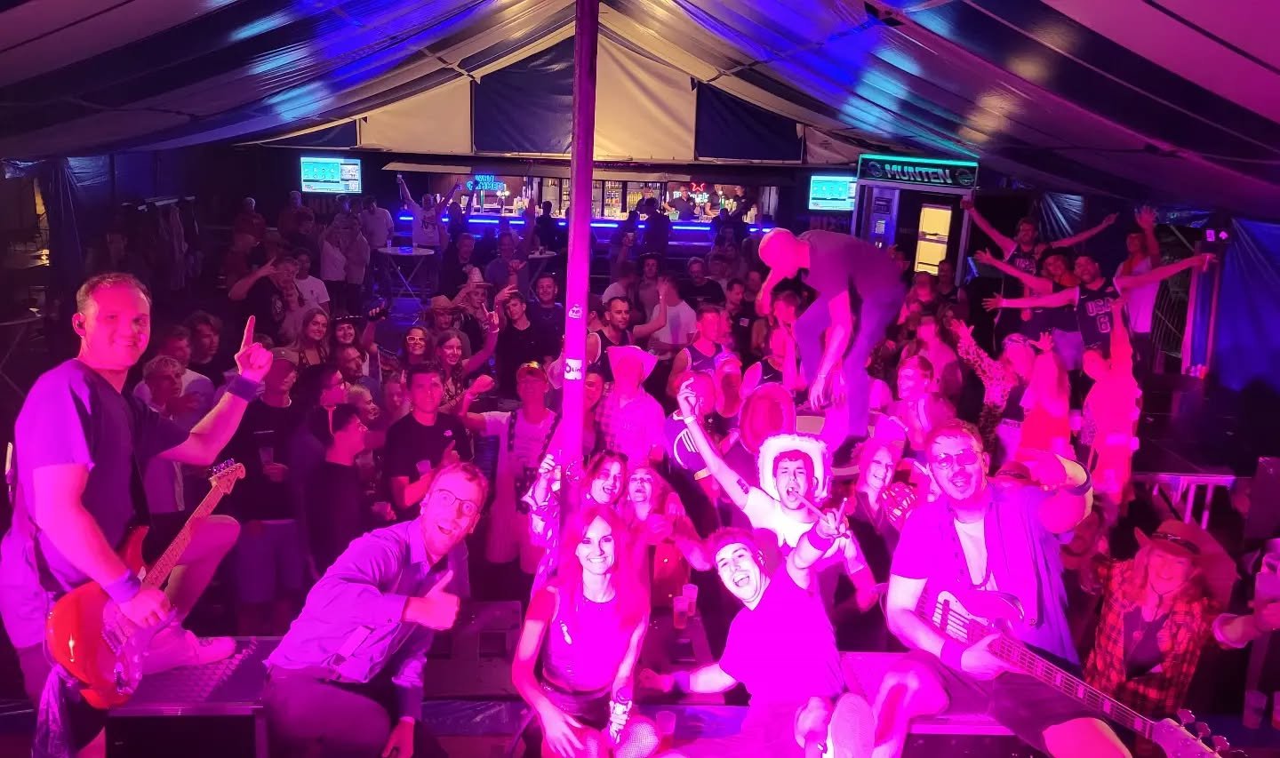Wytgaard, wat hebben wij genoten! Zo slecht als de kwaliteit van de foto is, zo geweldig waren jullie 🤩 Van buikschuiven tot stagediven tot dansen op de tafels, en iedere noot werd meegezongen. Bedankt! 🔥🫶🏼

𝘍𝘦𝘦𝘴𝘵𝘫𝘦 𝘮𝘦𝘵 𝘒𝘢𝘳𝘢𝘬𝘵𝘦𝘳