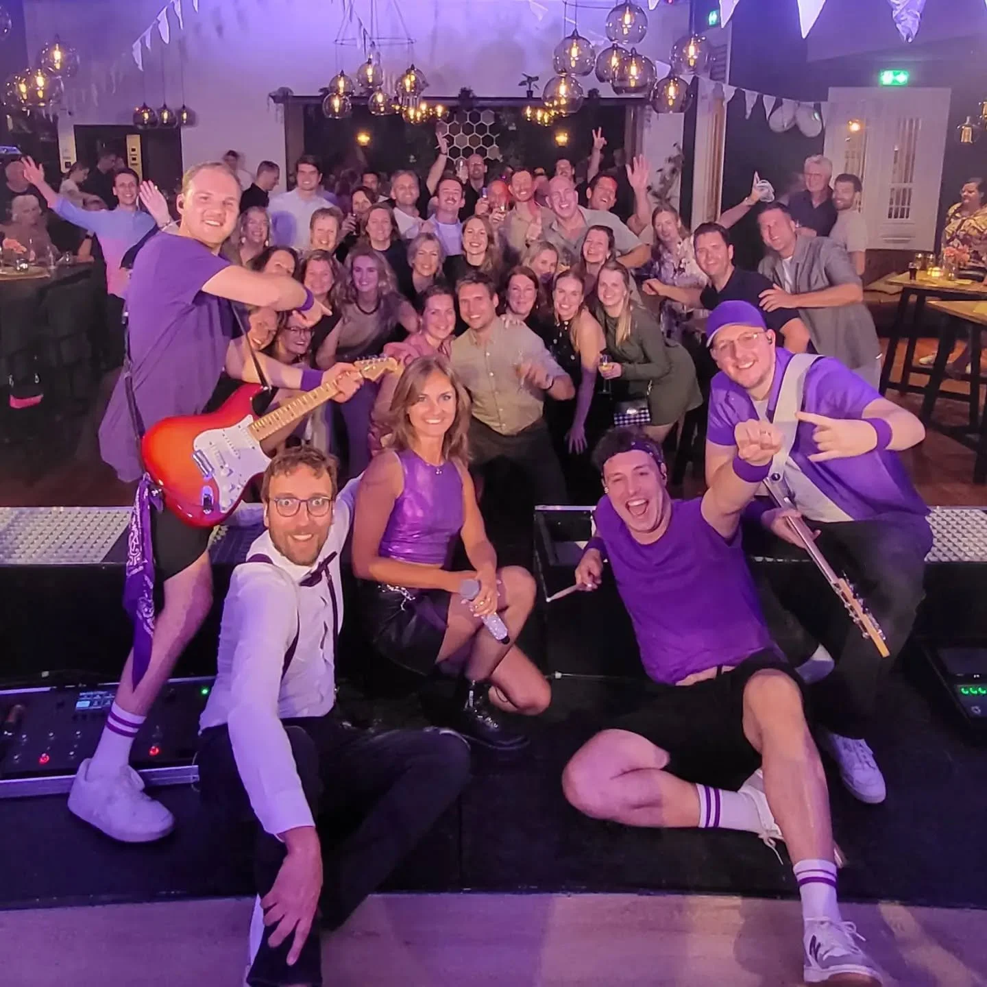 Patrick &amp; Yvonne, wat een avond!🤩 Het huwelijksfeest 6&frac14; jaar later dubbel en dwars ingehaald. Heerlijk dat wij daarbij mochten zijn. Wij hebben genoten! 🔥

𝘍𝘦𝘦𝘴𝘵𝘫𝘦 𝘮𝘦𝘵 𝘒𝘢𝘳𝘢𝘬𝘵𝘦𝘳?🔥
🗓 @burovoormuziek
🌐 www.karakterdeban