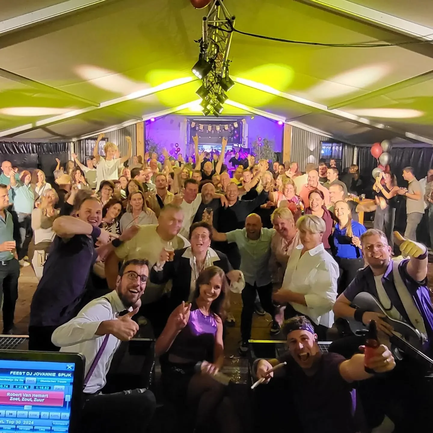 Theo en Martine, wat een fantastische avond! 🤩 Feesten kunnen jullie zeker wel. Wij hebben genoten! 🔥🎉

𝘍𝘦𝘦𝘴𝘵𝘫𝘦 𝘮𝘦𝘵 𝘒𝘢𝘳𝘢𝘬𝘵𝘦𝘳?🔥
🗓 @burovoormuziek
🌐 www.karakterdeband.nl
🎛 B&amp;B

#feestband #coverband  #feestmetkarakter #huw
