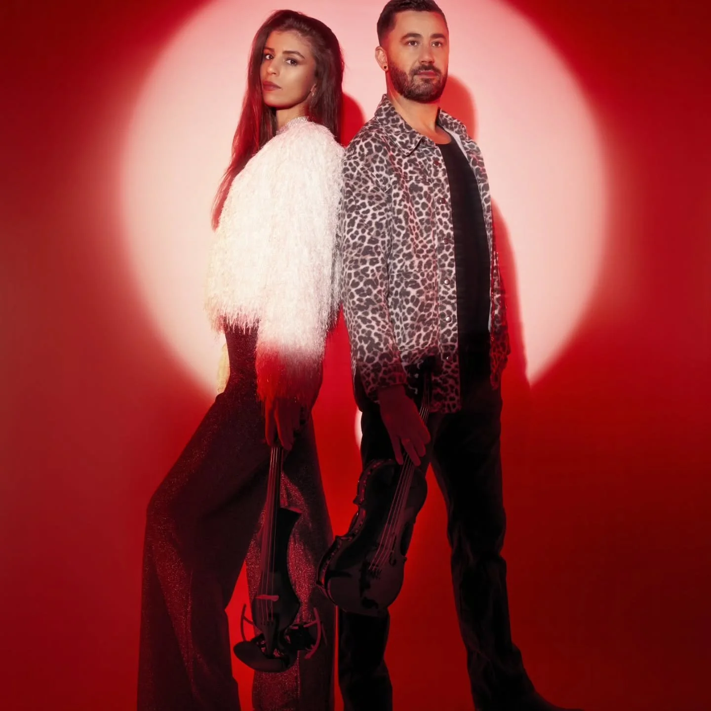🔥 SORTIE GROOVER : BIMBOW &ndash; IKARI 🔥

📅 Sortie : 26.09.25
 🎧 Label : &mdash;
 🎛 Style : Afro House / House / Tech House

BIMBOW, duo et couple de violonistes-DJ producteurs, fusionne la house et l&rsquo;afro-house avec la puissance de