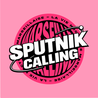 Logo avec le texte "Sputnik Calling" sur un fond rose, entouré de texte "Marseillaise - La vie" et d'un cercle noir.