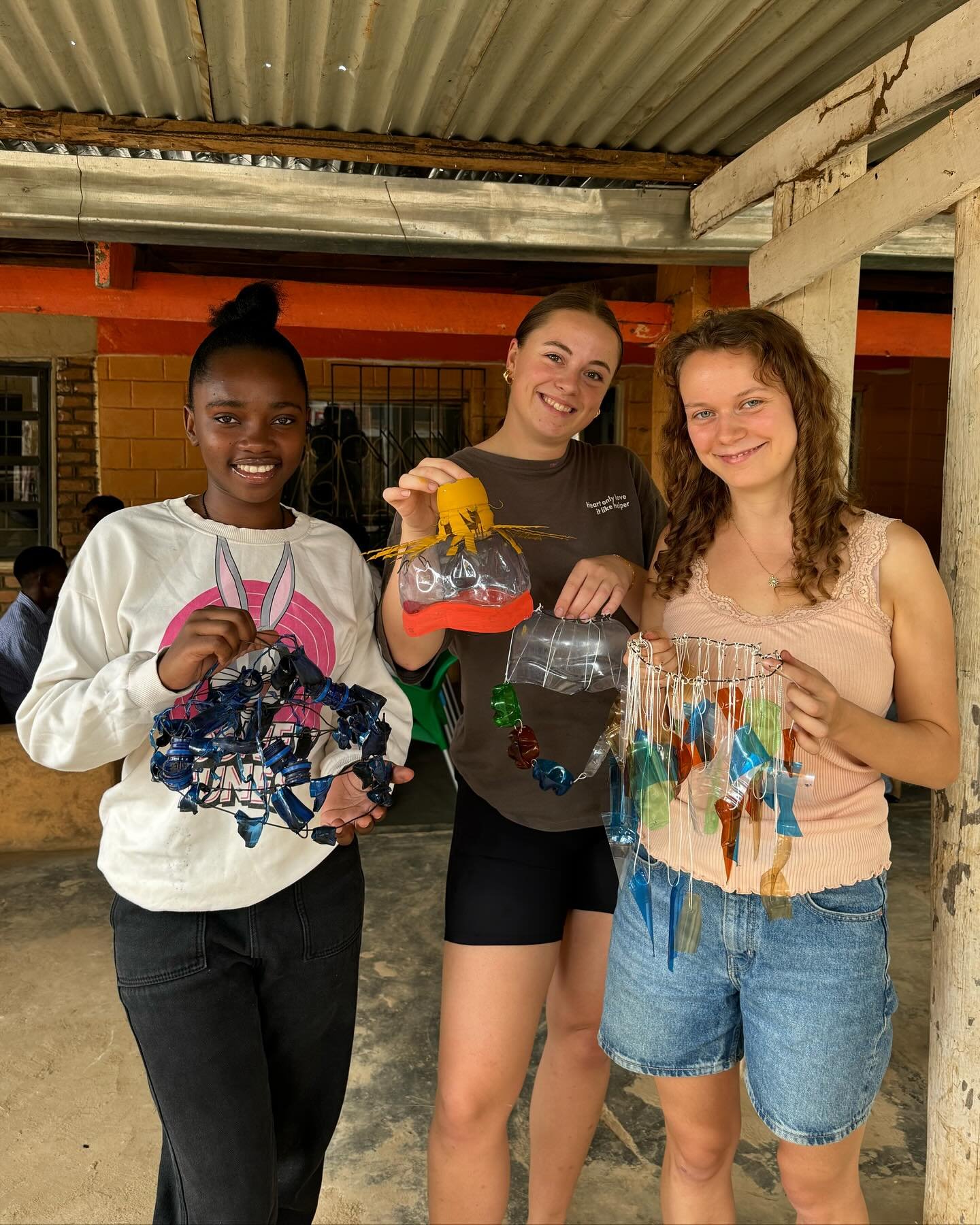 💡LAMPSHADE WORKSHOP💡
The last two days the Mayoka Youth Hub-team has been working hard on making lampshades out of plastic bottles that would&rsquo;ve otherwise been thrown out🍾♻️
So, yesterday the team met-up and together with other volunteers th