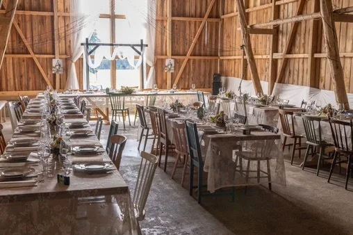 En person håller en handfull jordgubbar.