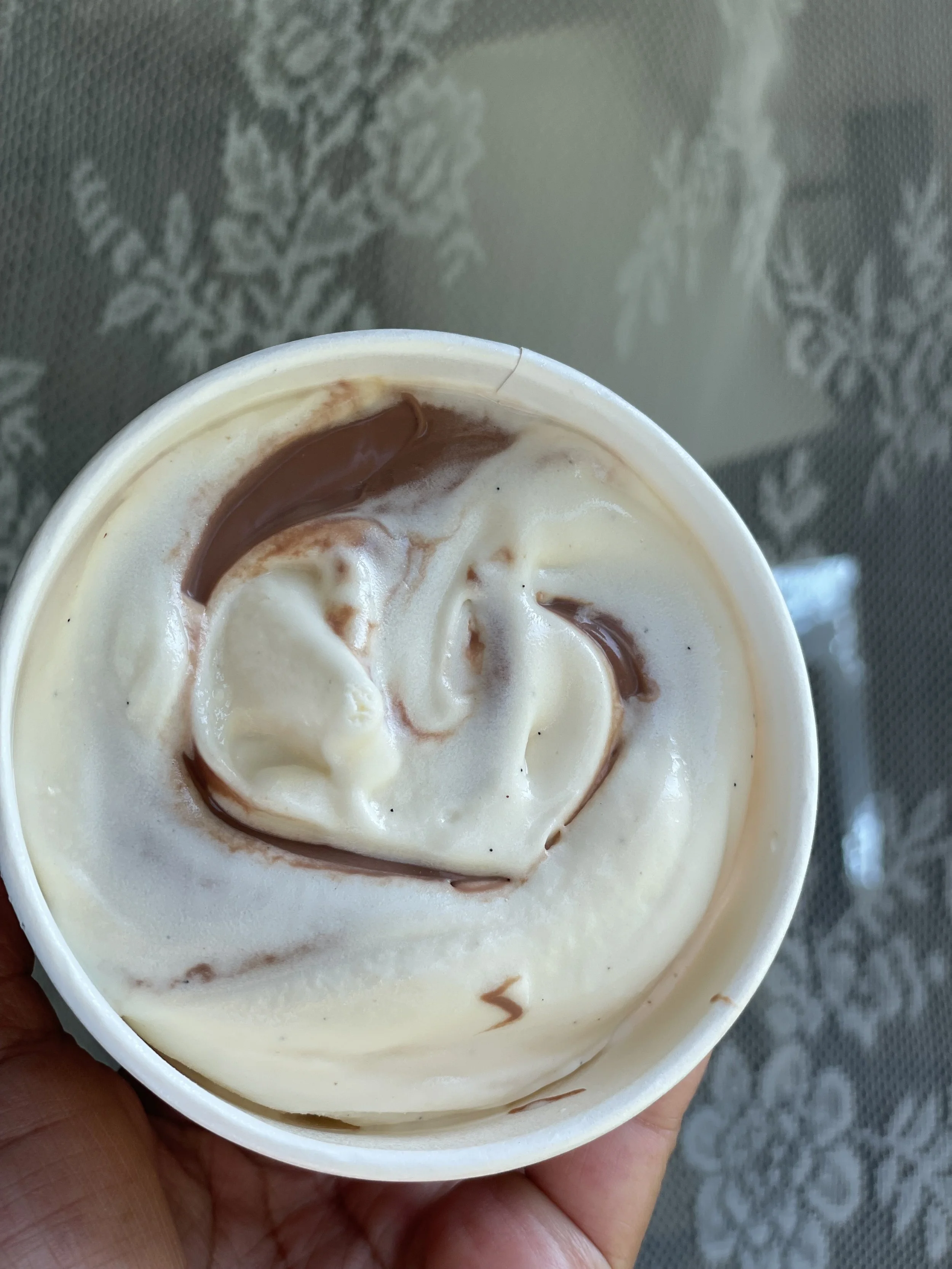 portionsbägare med vaniljglass och mörk chokladkräm