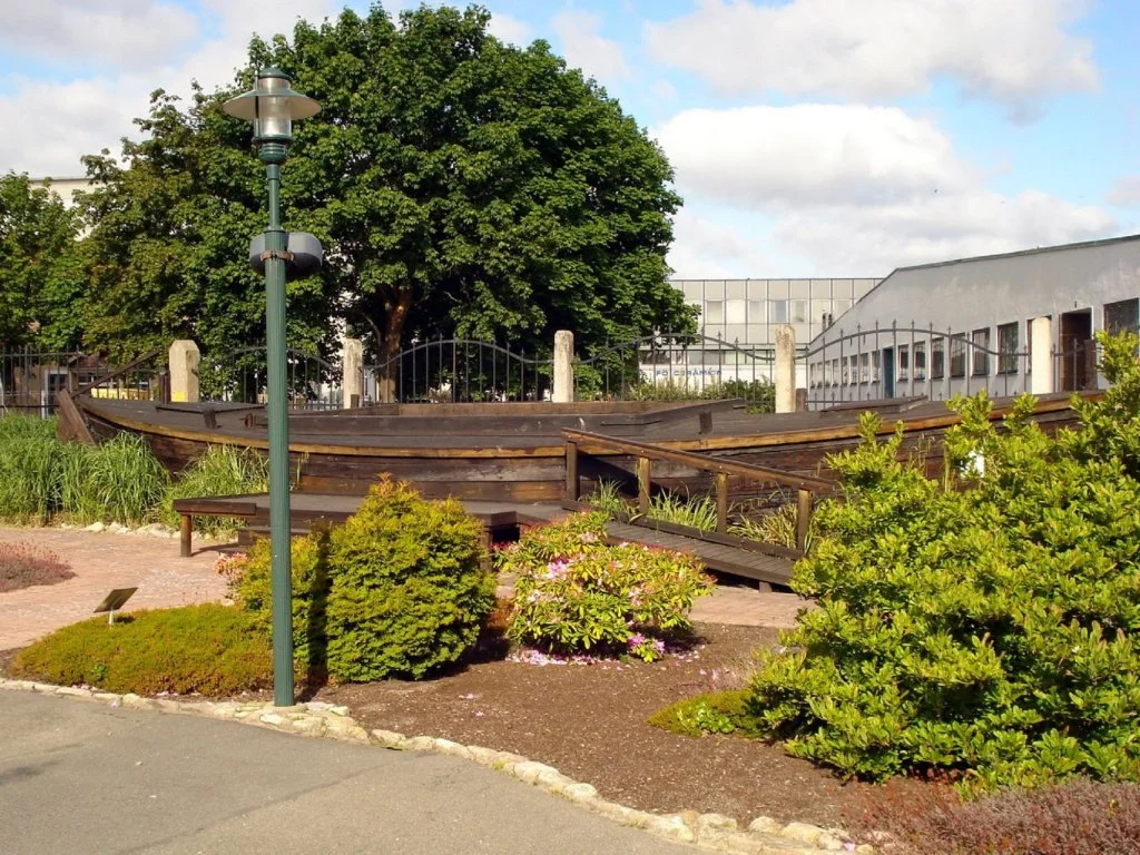 Trädgården runt om industrimuseet med buskar och kulturhistorisk miljö