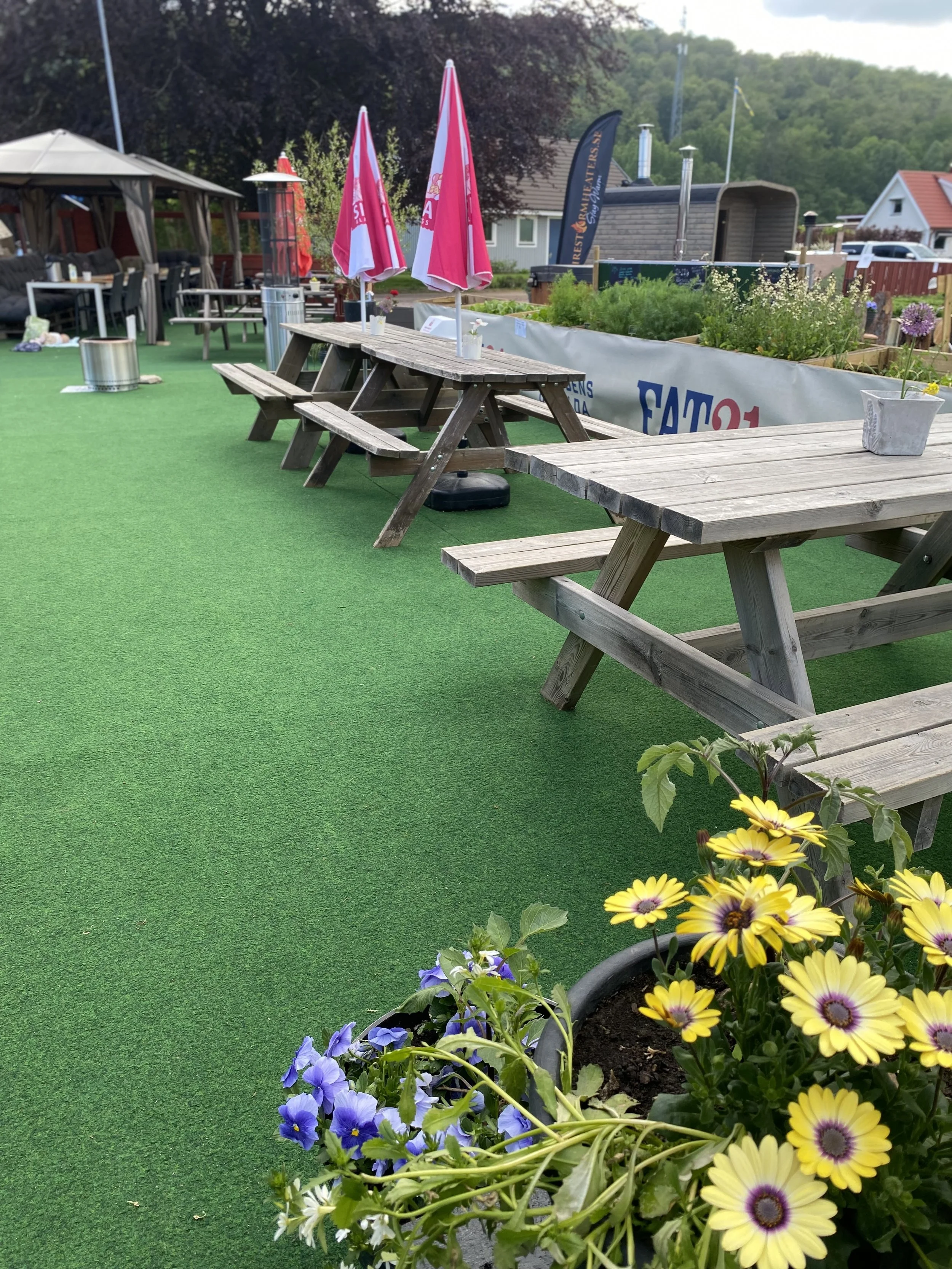 Uteservering med parkmöbler av trä