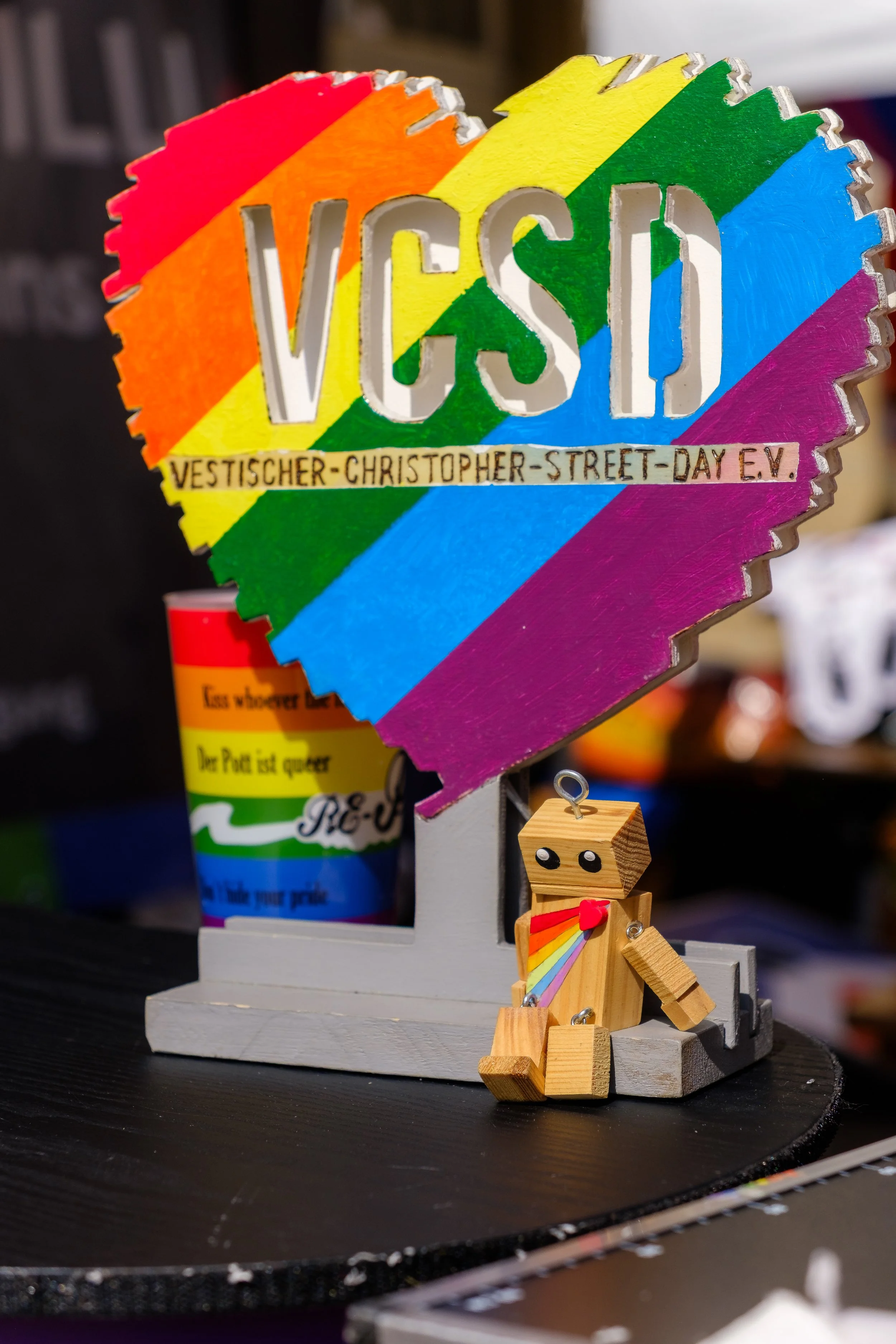 Regenbogen-Herz mit VCSD-Logo beim Christopher Street Day