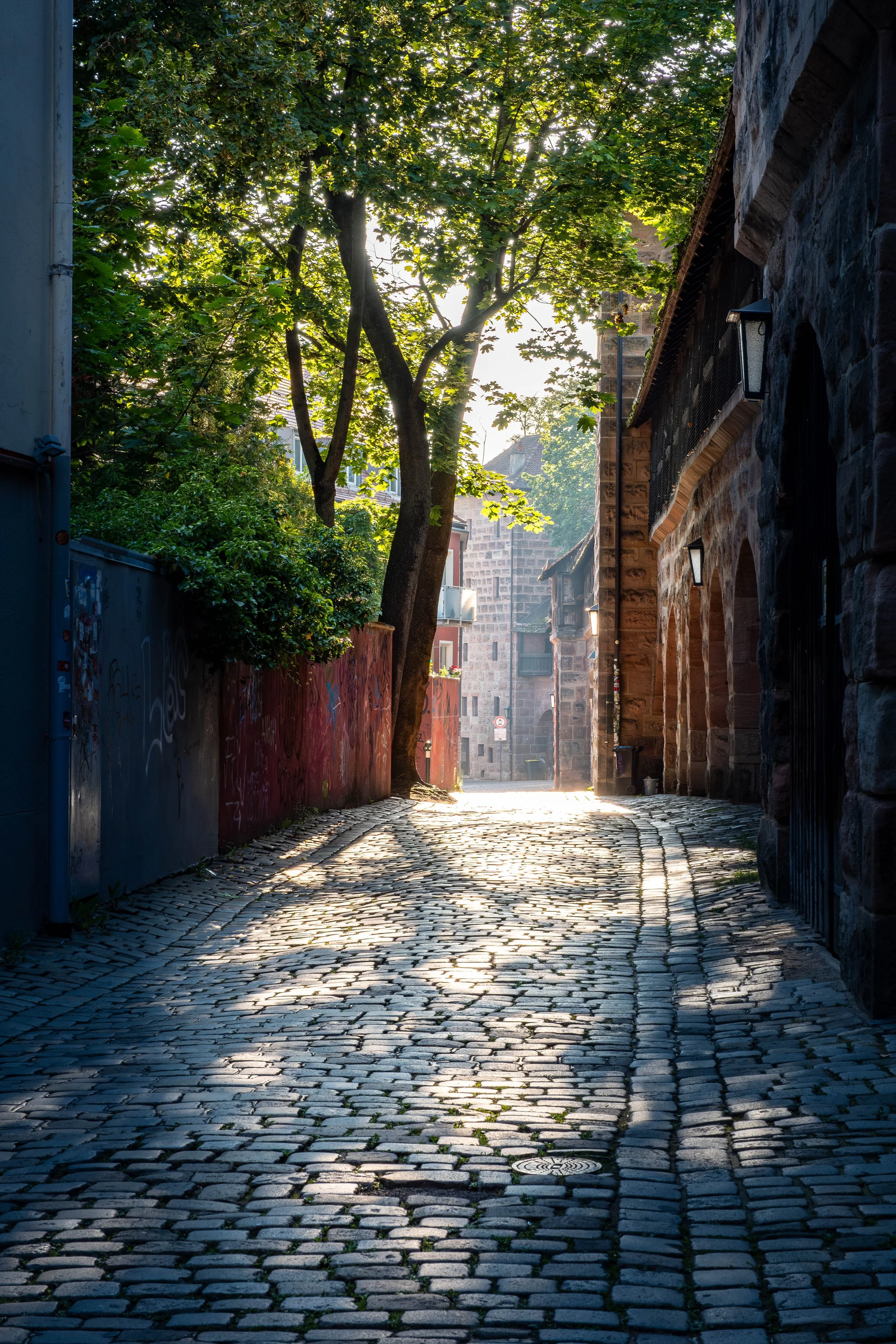Gasse im Sonnenaufgang_Nürnberg_2024-07-21.jpg