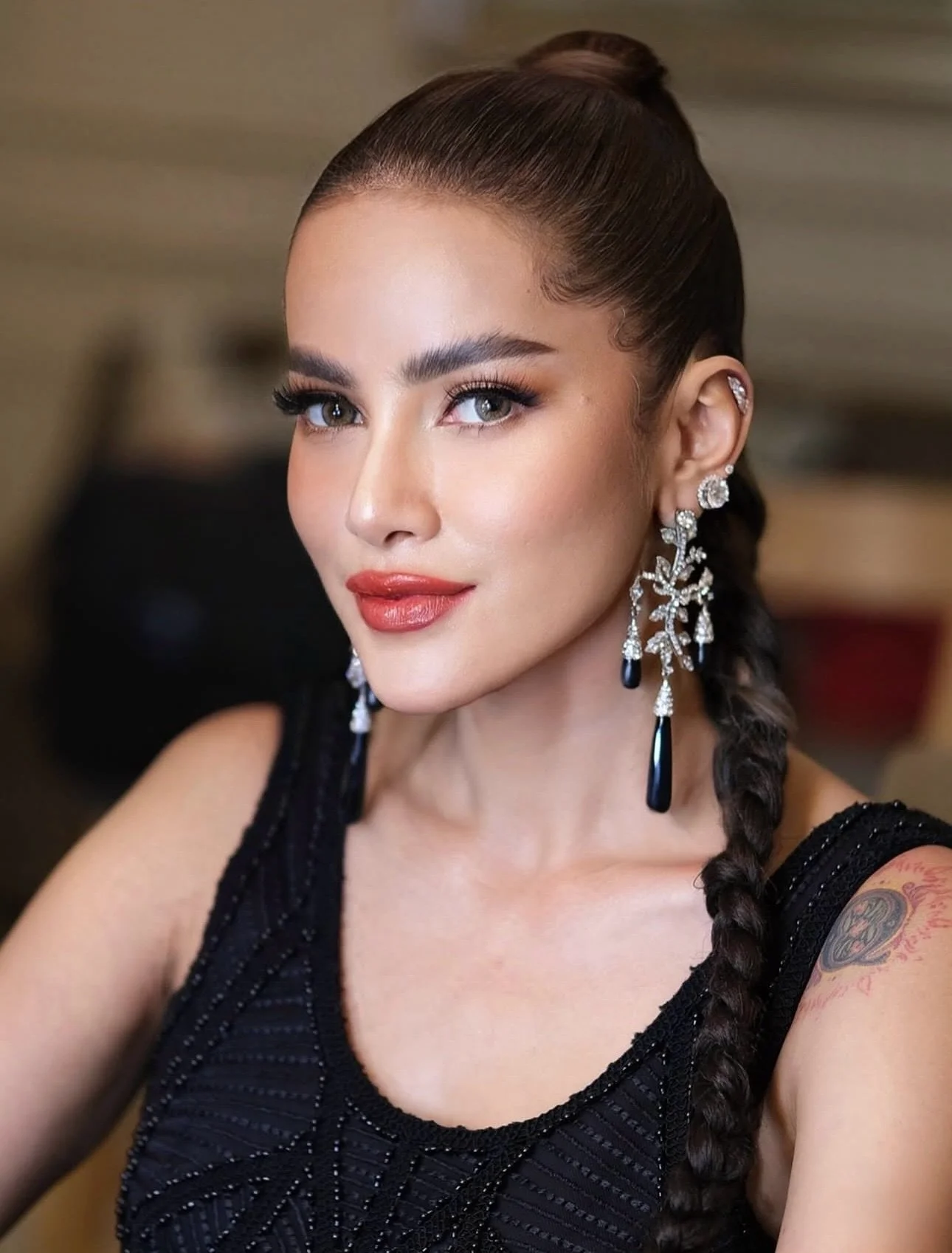 The stunning @ollaramlan in our oversized Art Deco earrings — perfect for any glamorous black-tie occasion 🖤