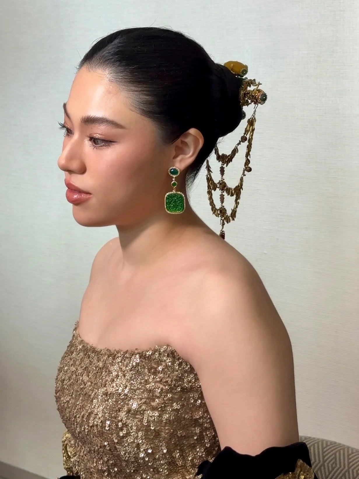 Radiant in gold with a hint of green - Jasmine wearing our chinoiserie green jade earrings and hairpiece for her very special tea ceremony
#epajewel #sangjit #teaceremony #wedding
gown by: @yeftagunawan
makeup by: @ladchahahamakeup