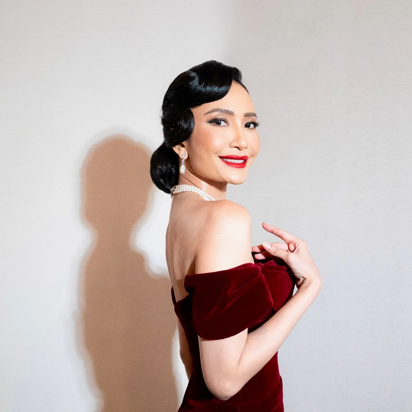 The sweetest and stunning @artikasaridevi rocking Old Hollywood Glamour for her Gala Premiere of “Dia Bukan Ibu” — wearing our reversible pearl choker and matching pearl drop earrings ♥️
#epajewel
Makeup @nikenxu
Hairdo @h