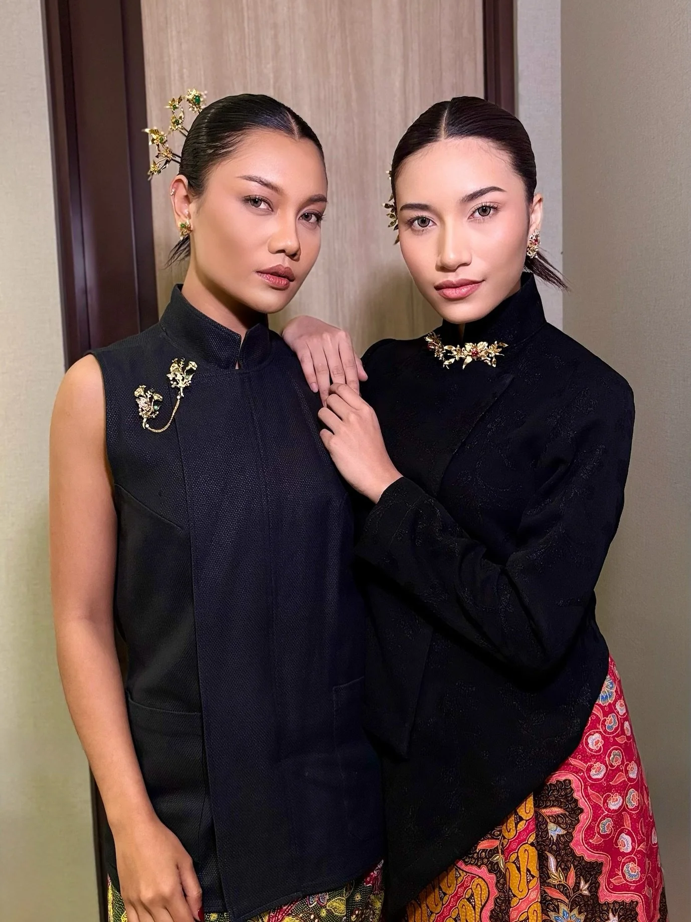 Sneak peek into todays backstage looks from our event with @bni46 ✨

#epajewel 

Muses: @skydeys @model.mervinta 
Glam team by: @oscardanielmakeup 
MUA: @alit.bahtiar &amp; @swanalber_mua 
Hairdo: @bhuto_hairdoo