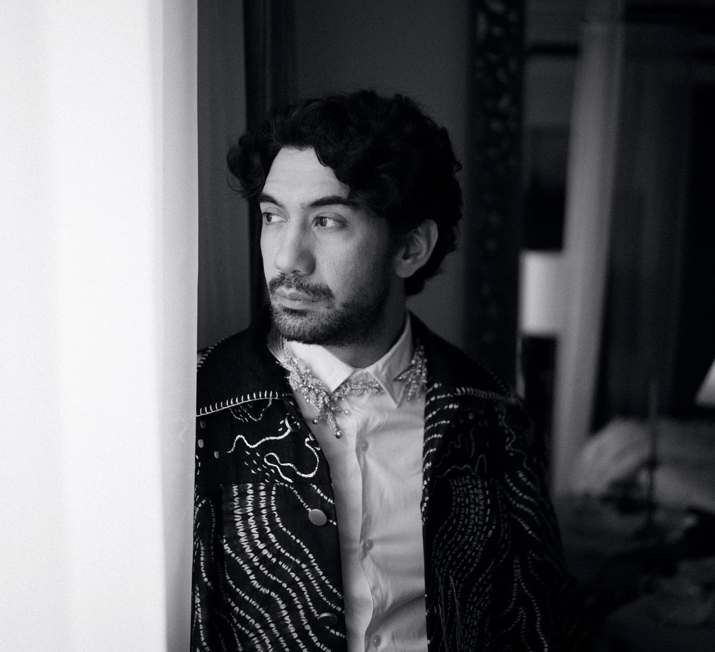 A stunning short film starring @baskaramahendra &amp; @officialpilarez 🎞️

In the frames: our archive Le Fleur choker &amp; earrings &amp; dangling necklace

For @melahyarofficial @melahyararchipelago #PIFW2025

By @hagaipakan x @kamilandini 

#epaj