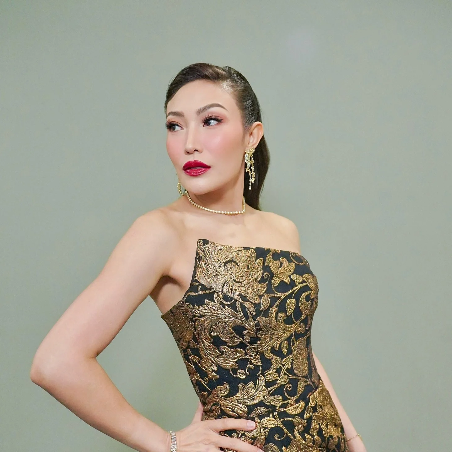 The gorgeous @mrsayudewi for her wonderful night at the Mimi Mariah Carey concert ✨ 

Wearing one of our newest earring designs 

#epajewel 

Styled by the creative @astecat &amp; team 
Brushed by @maharani_nilla_makeup 
Hair by @ardndut 
Dress by @e