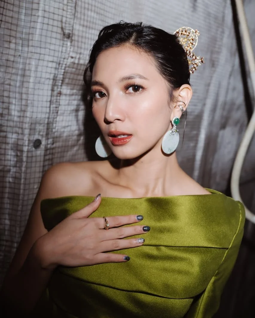 the stunning @sheiladaisha wearing our ice jade earrings and crystal rose hairpiece for @festivalfilmid 2025 

attire by @sebastiangunawanofficial 
styled by @hagaipakan 
brushed by @ochiipramita 

#epajewel