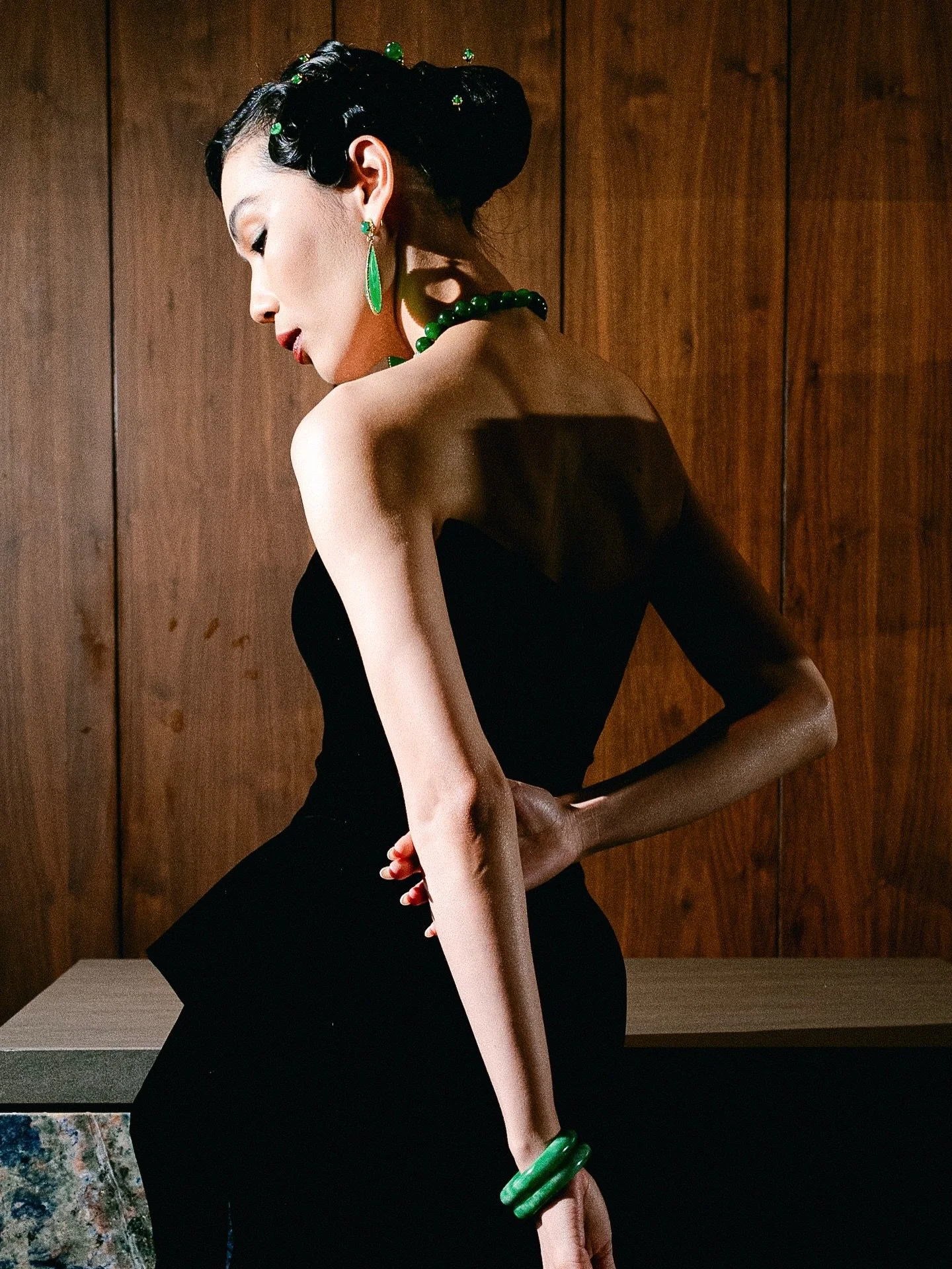 Glowing in green, sculpted in black, a sexy silhouette. 

Celestial Bloom &mdash; a special showcase of elegance with @stellalunardy @lunebystella at @langham_jakarta @tangcourtjakarta for this Lunar New Year supported by @bankbri_id 

muse: @dipusp 