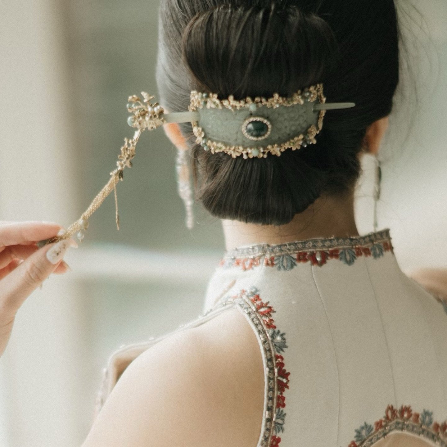 A new beginning for Ms Michelle

Celebrating her tea ceremony whilst wearing our Sage Jade Hairpiece and matching Hairpin

Click the link in our bio for rental inquires for your special bridal day 

#epajewel #epabridal #teaceremony #sangjit