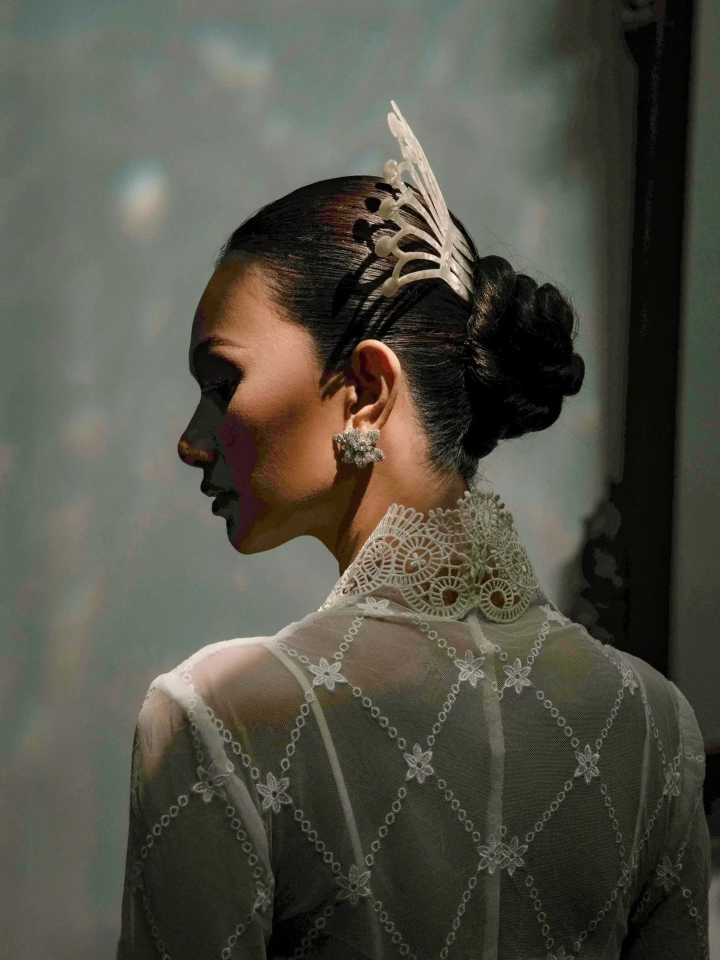 Her light, unwavering.

A quiet shimmer of silver. 

With a beautiful lace tracing every movement &mdash; @sebastiangunawanofficial 

She holds her own.

Selamat Hari Kartini.

venue: @plataran.menteng
makeup: @donnyliem 
photo and video: @derai.stud