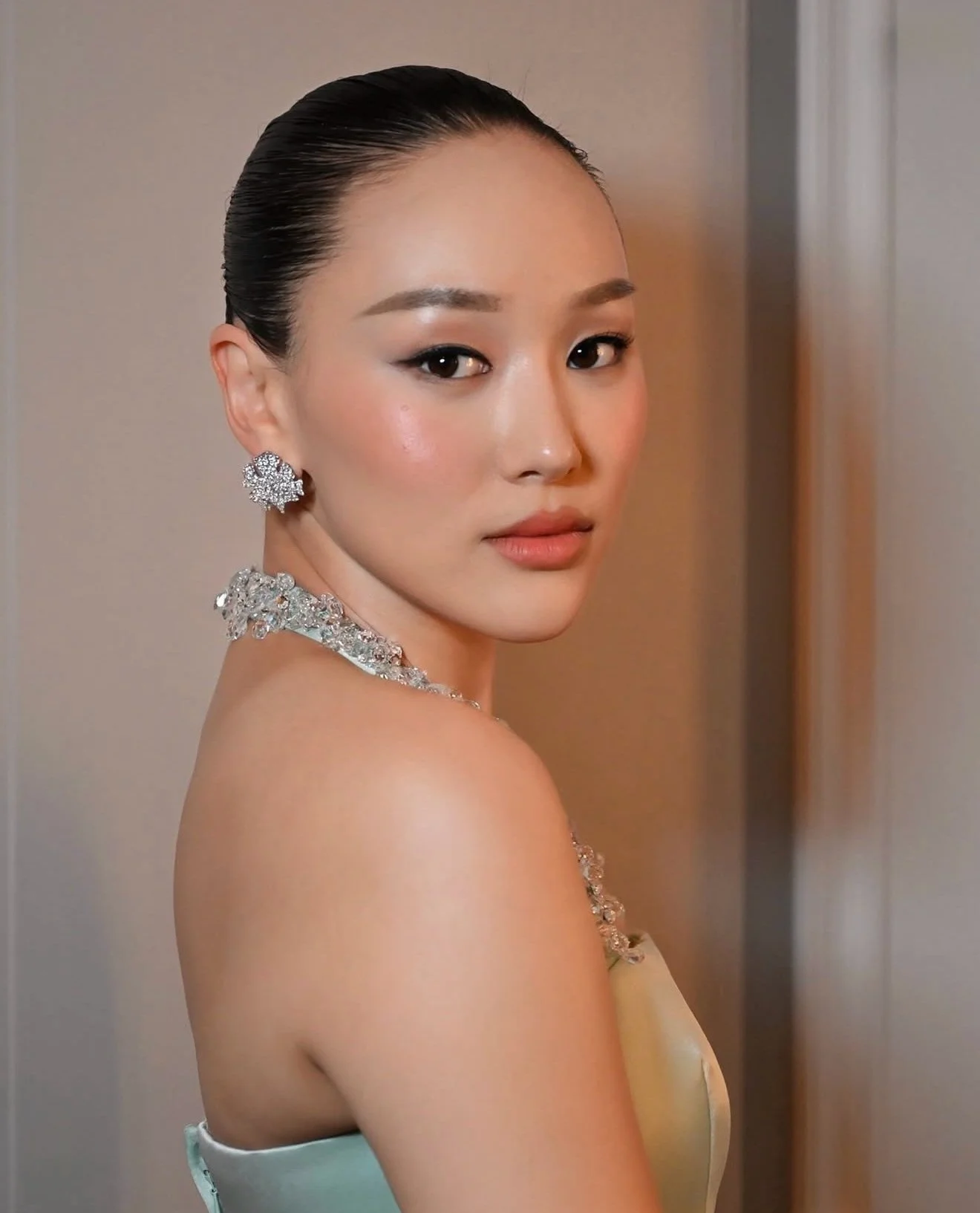 An elegant resemblance we couldn&rsquo;t help but notice.
The floral earrings worn by @yerinha_ felt beautifully reminiscent of our Le Fleur earrings &mdash; delicate, luminous, and softly detailed.

Swipe to see more.

#epajewel