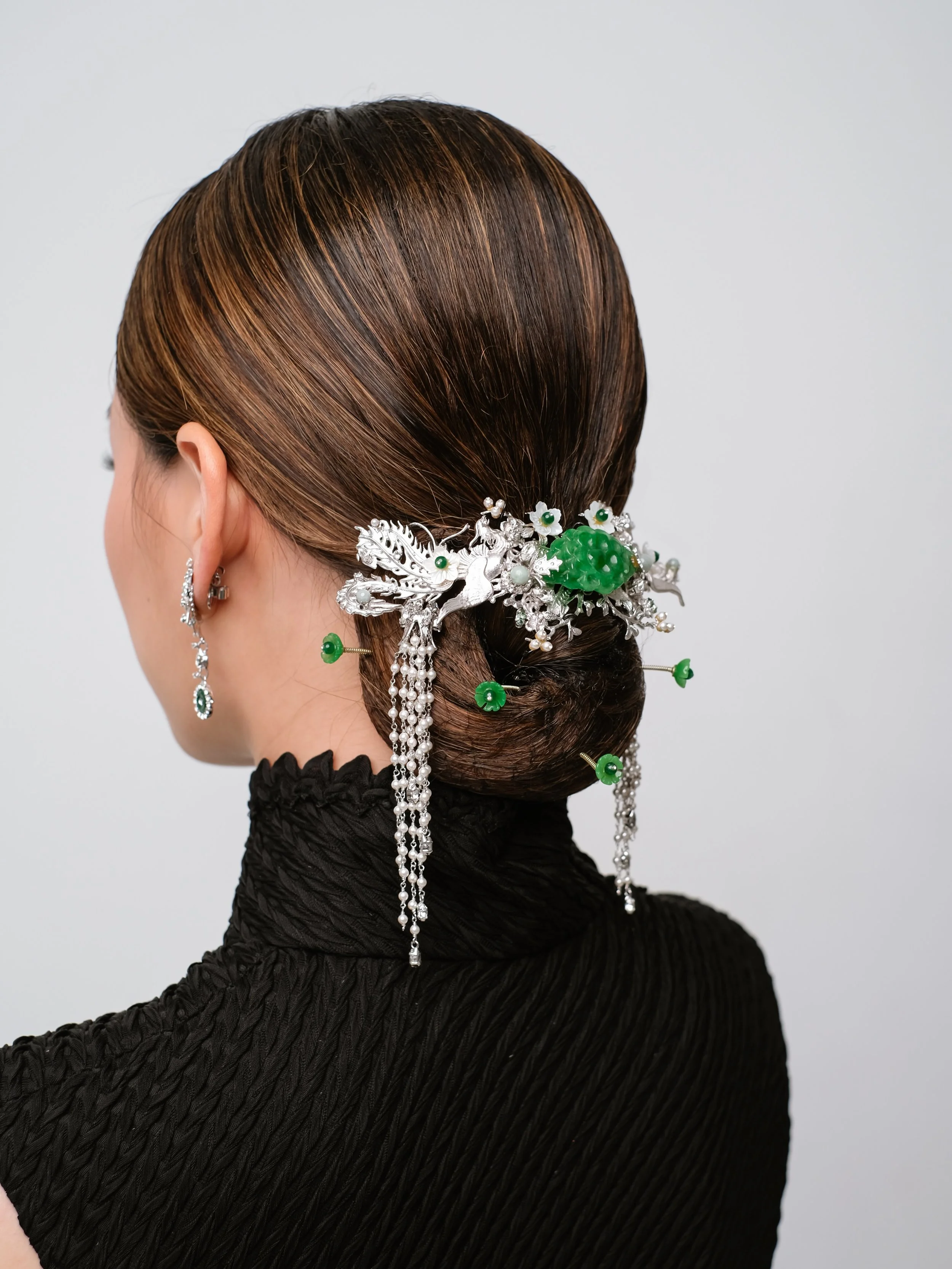 Inspired by gardens in bloom, adorned with green jadeite and delicate details.

Created for moments where tradition meets a softer expression of elegance &mdash; perfect for Sangjit celebrations or tea ceremonies. 

#epajewel