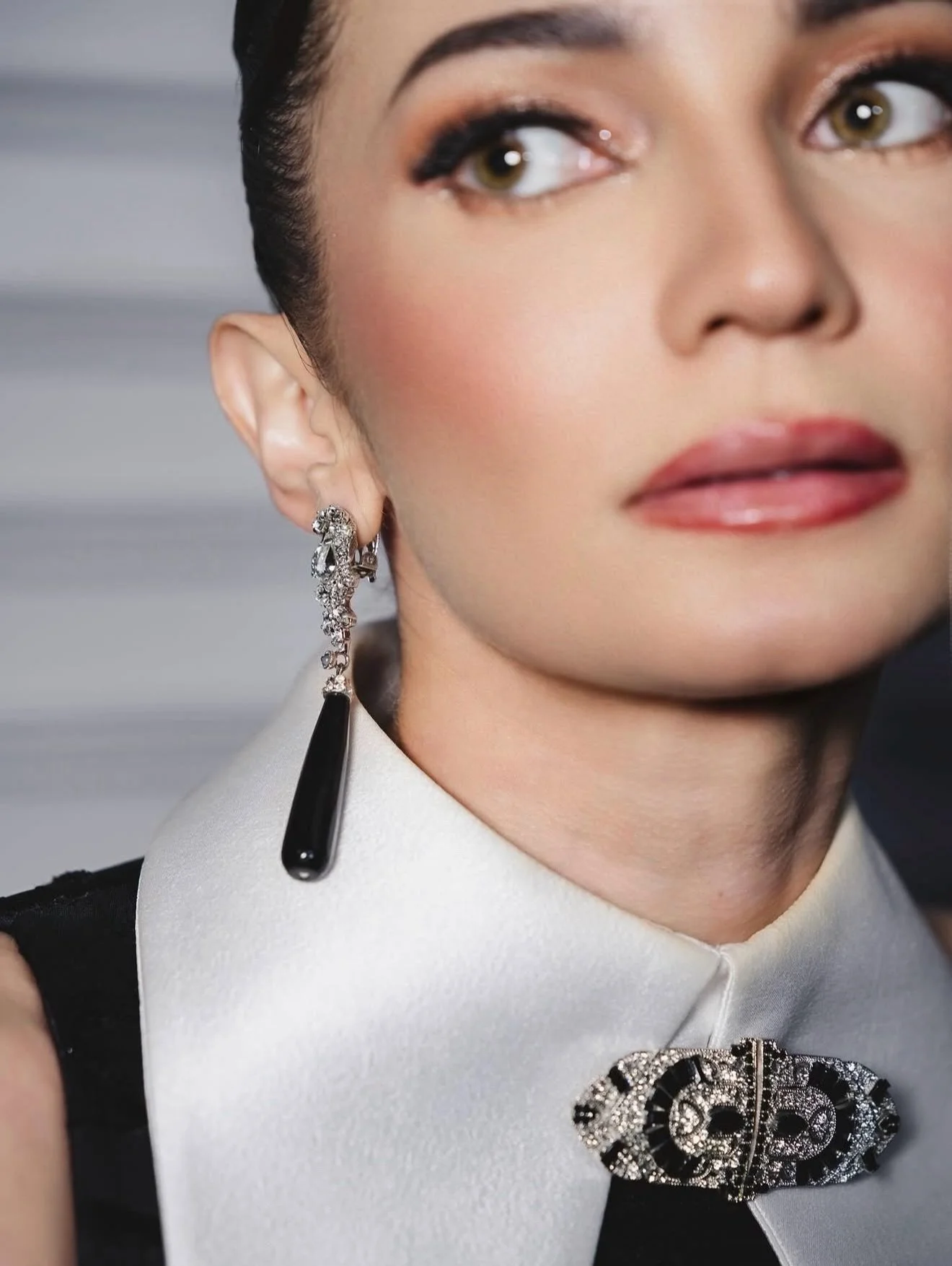 Unforgettably bold and stunning @enzystoria 

Wearing our Black Onyx Drop Earrings and Art Deco Brooch for @indonesianidolid &mdash; styled by the talented @svastiari 

#epajewel
