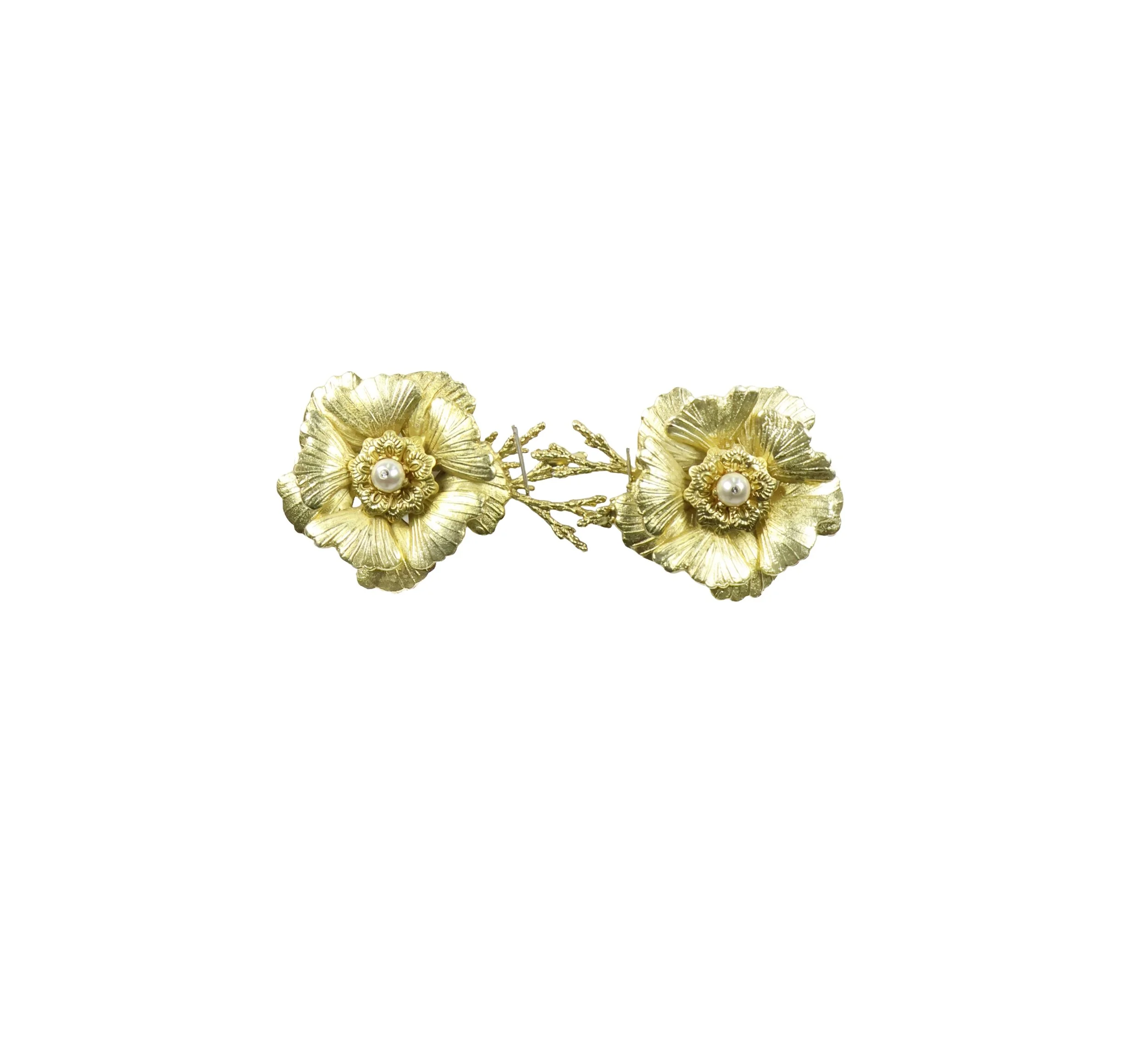 BROOCH ON GOLD