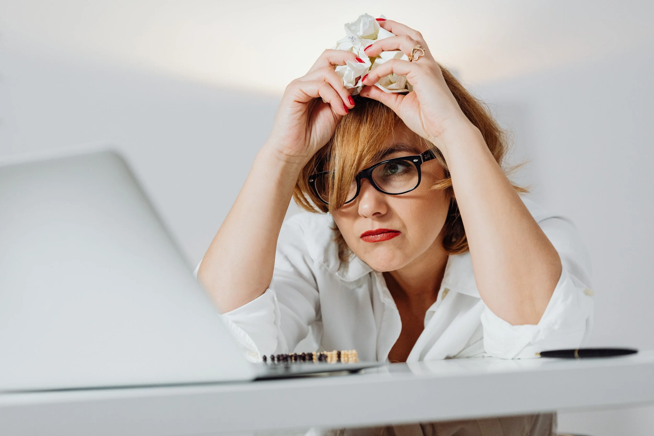 De ce nu mă mai pot concentra ca înainte? Ceața mentală în tranziția către menopauză