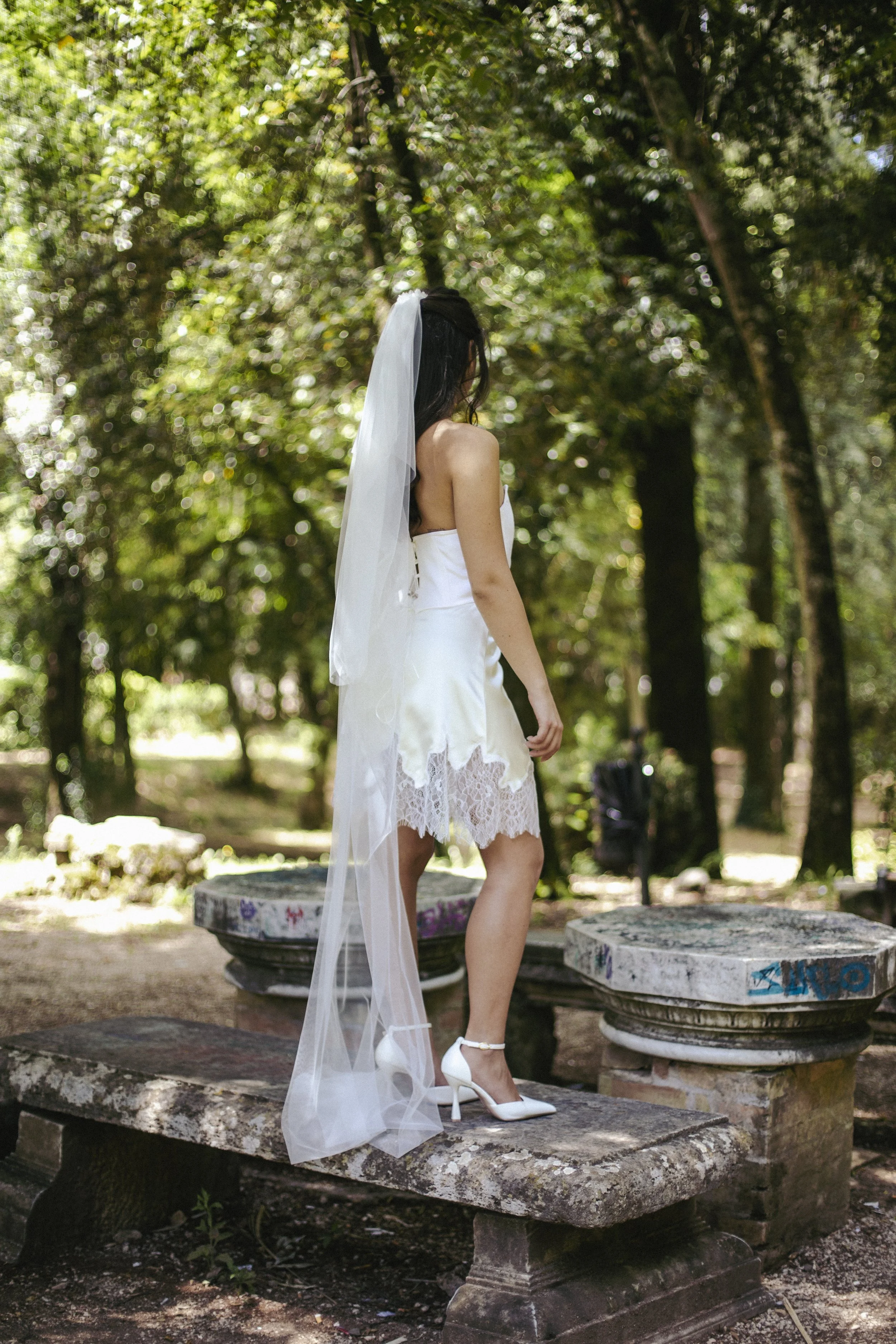Iberis Corset
Starting from €400
A sleek strapless corset in 100% silk drape, structured yet effortlessly elegant. Designed to be worn alone or paired with the Taraxacum overskirt for a complete bridal look. Handmade in Italy, made to measure.

Pervi