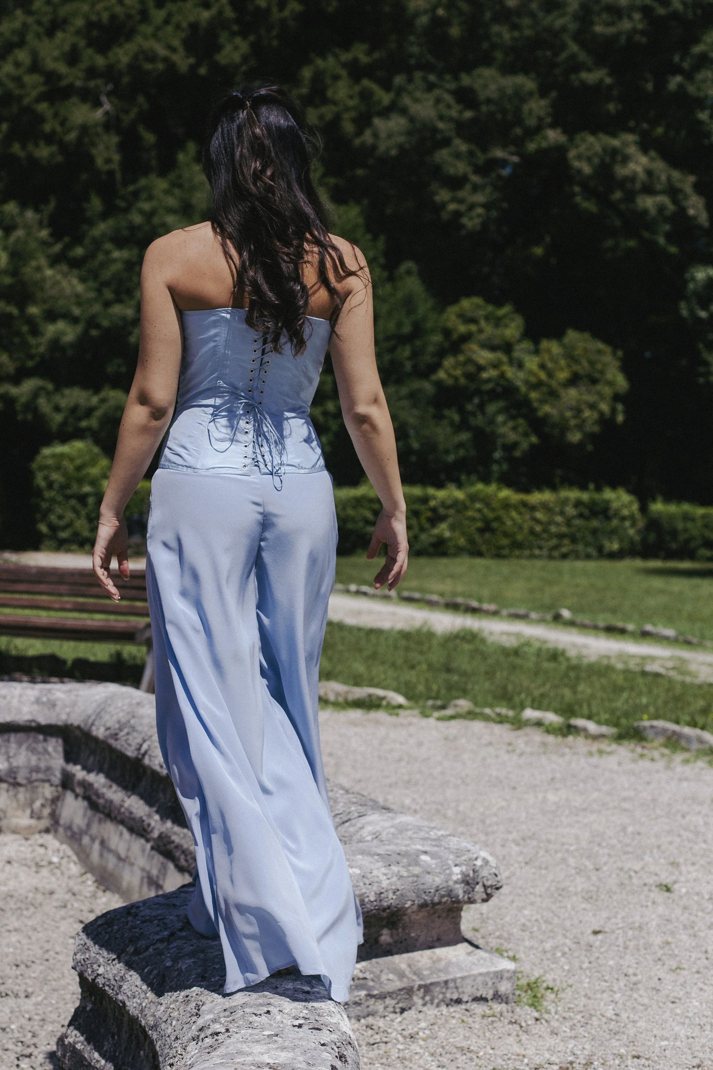 Magnolia Corset
Starting from €280
A structured strapless corset in 100% silk, featuring elegant draping at the front. Versatile and refined — wear it alone or paired with the Magnolia trousers for a complete look. Handmade in Italy, made to measure.