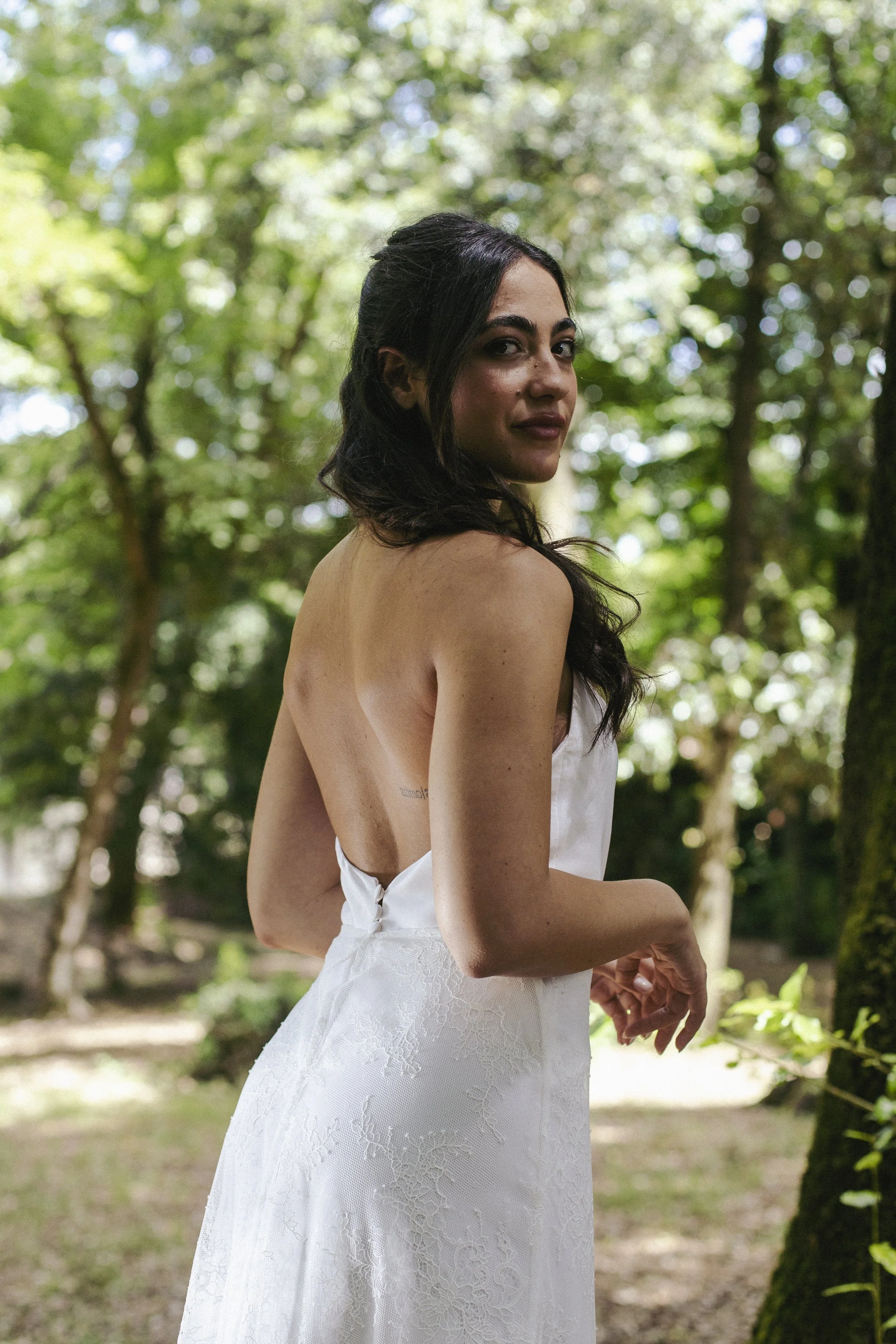 Clematide Overskirt
Starting from €400
A floor-length overskirt in Chantilly lace with hand-applied lace detailing along the train, creating a breathtaking scallopped hem. Fluid, romantic and utterly bridal — it transforms any look into a statement. 